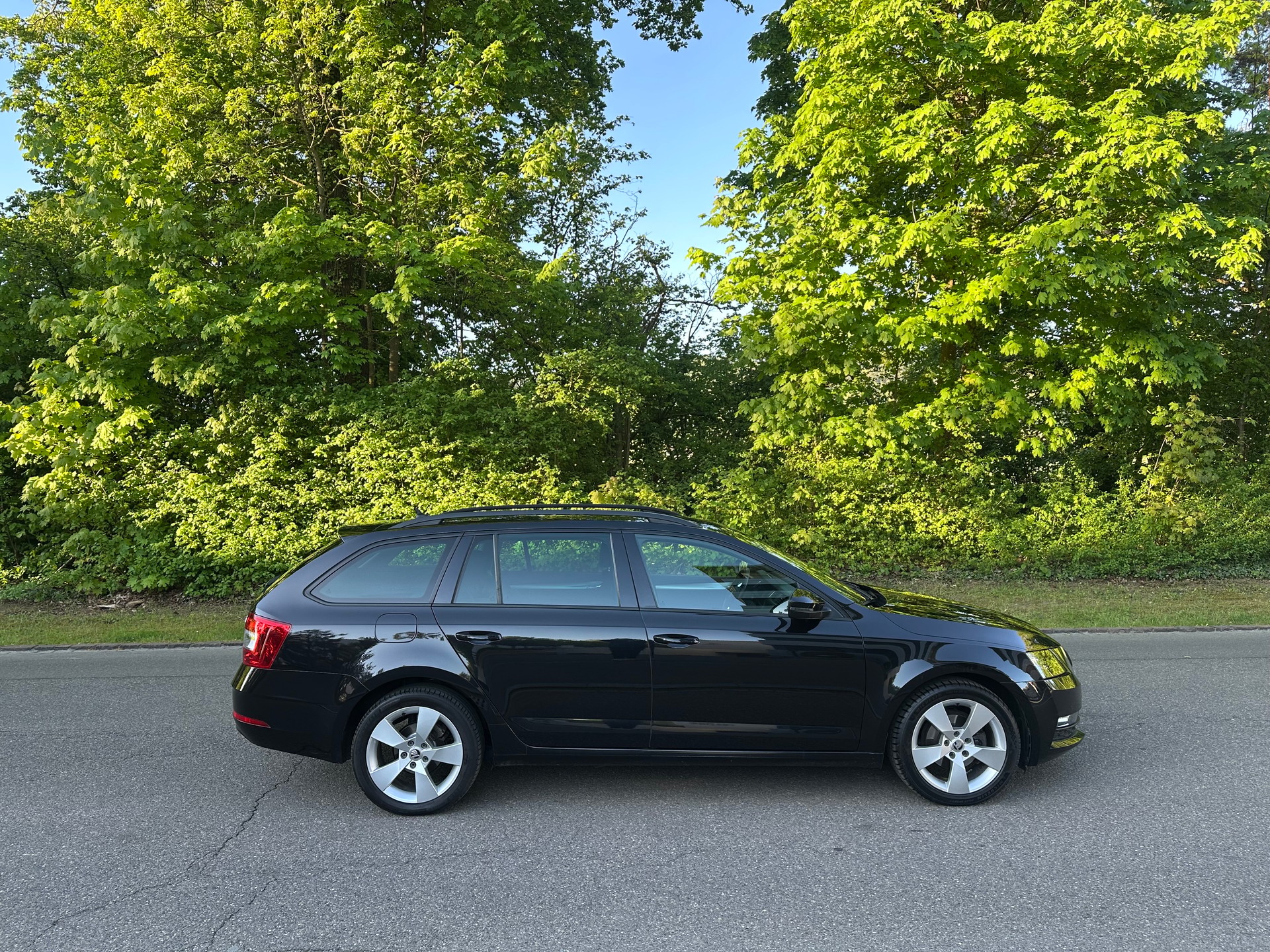 SKODA Octavia Combi 1.6 TDI Active DSG-image-13