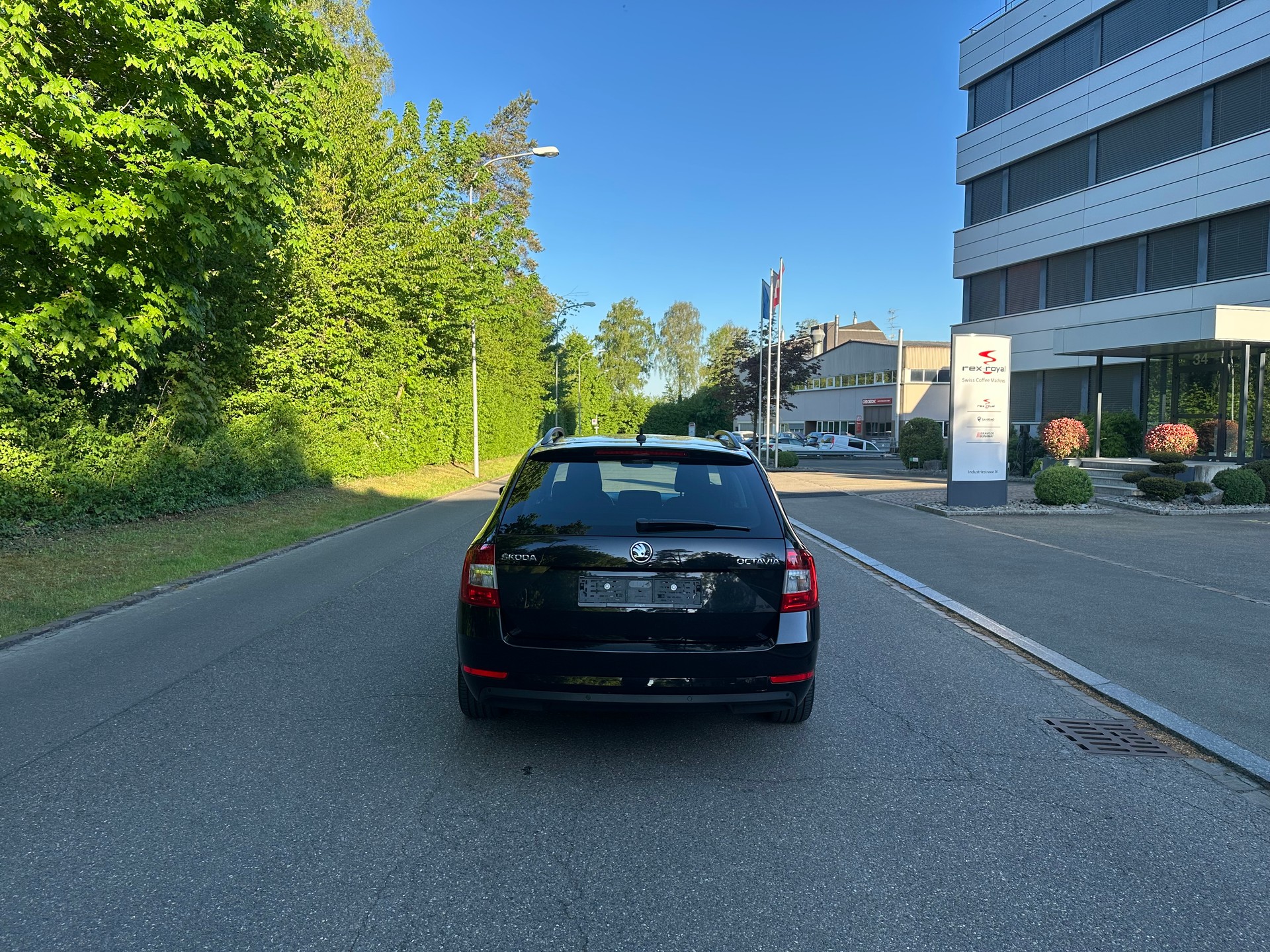 SKODA Octavia Combi 1.6 TDI Active DSG-image-12