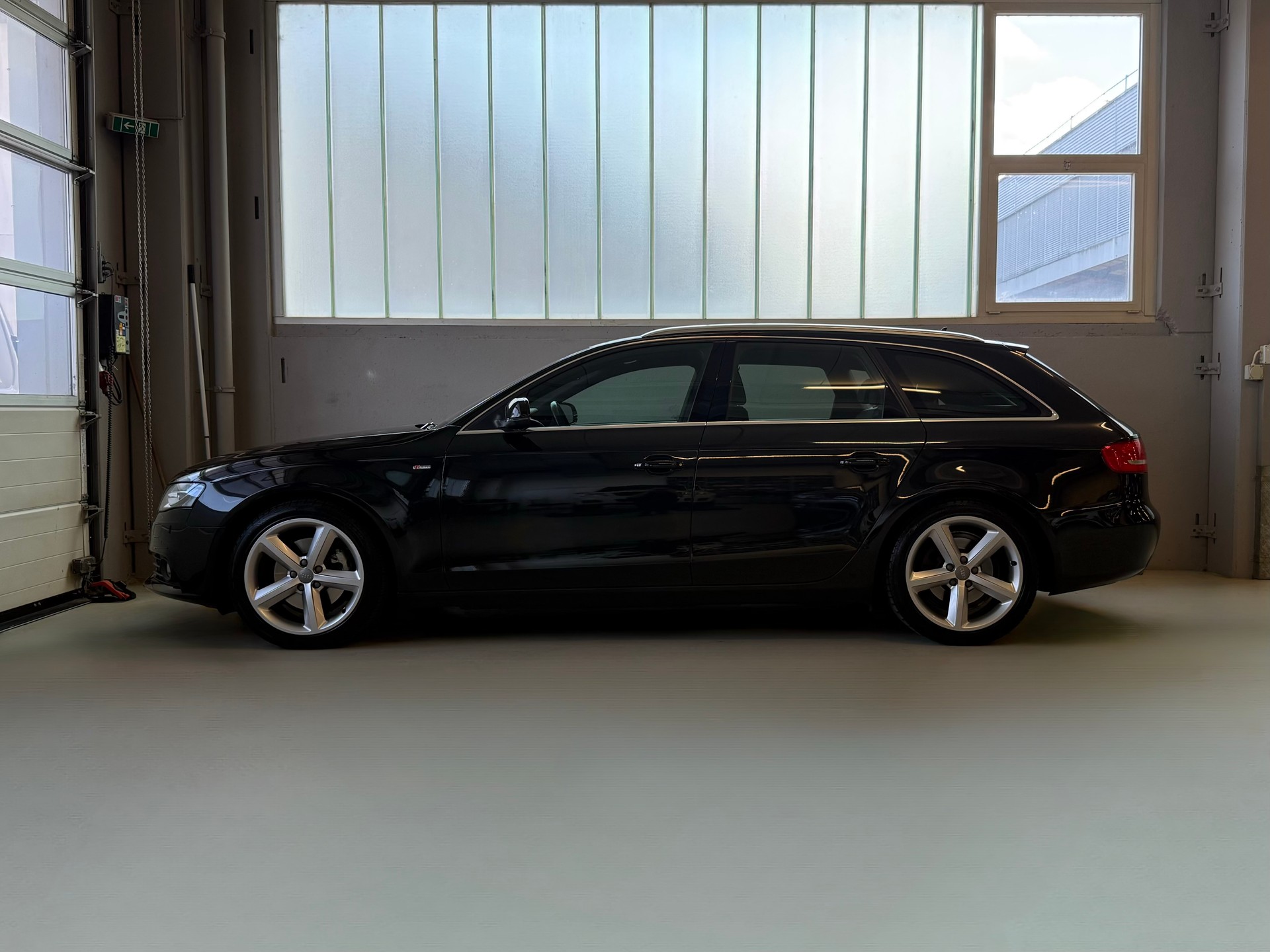 AUDI A4 Avant 2.0 TDI quattro S-line-image-4