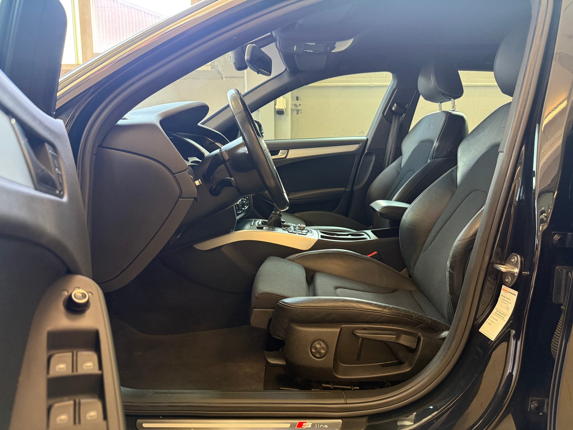 AUDI A4 Avant 2.0 TDI quattro S-line-image-9