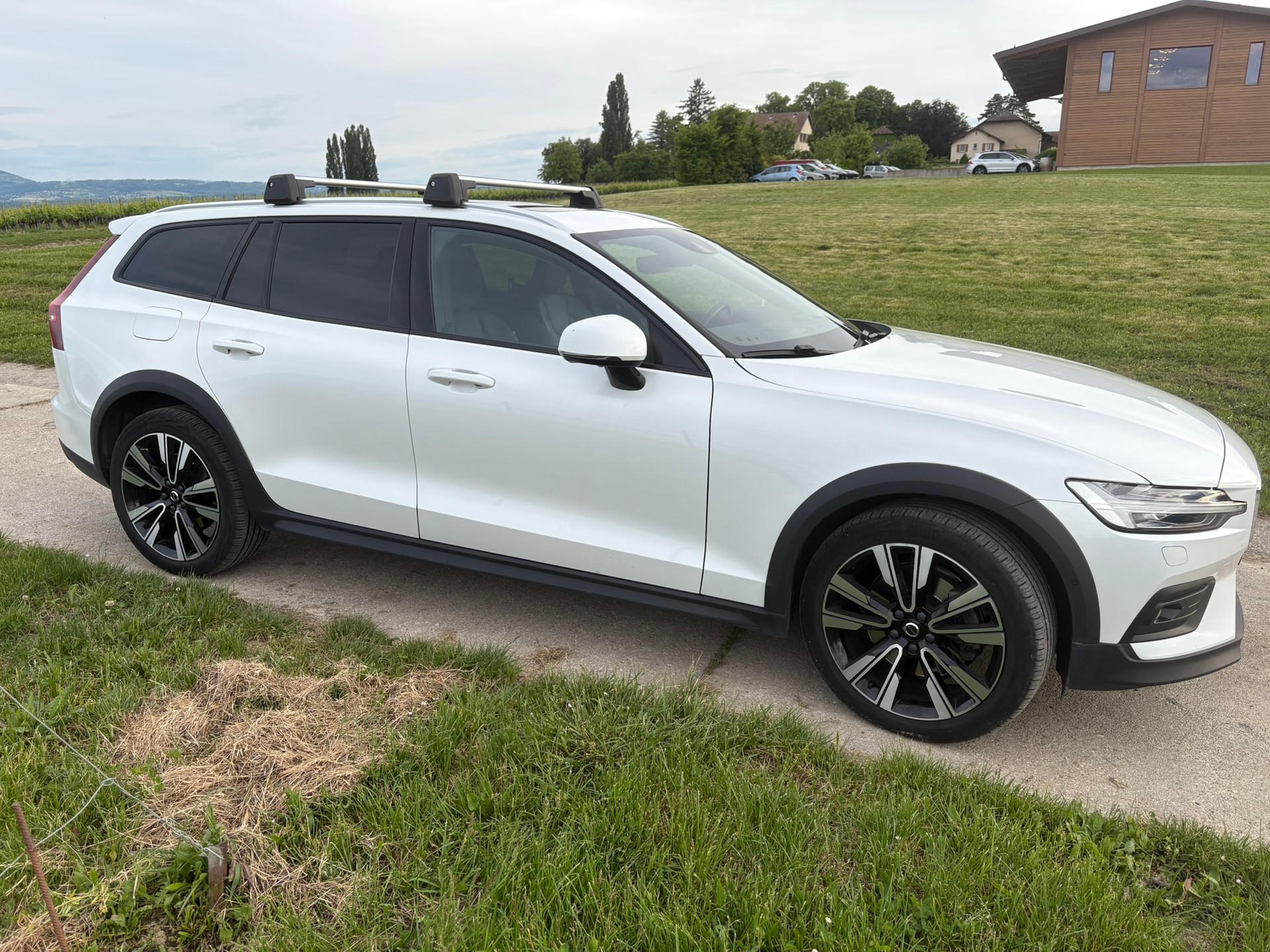 VOLVO V60 Cross Country B4 Mild Hybrid AWD-image-4