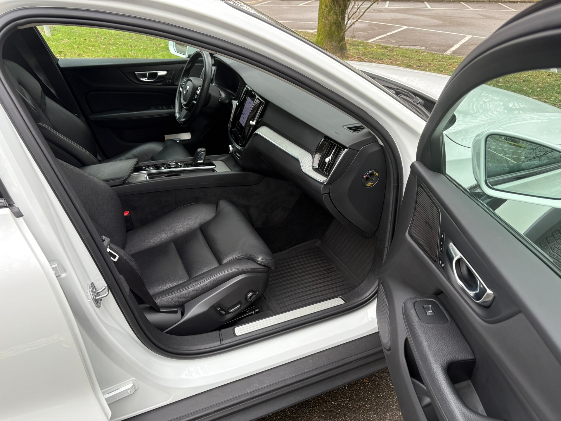 VOLVO V60 Cross Country B4 Mild Hybrid AWD-image-8