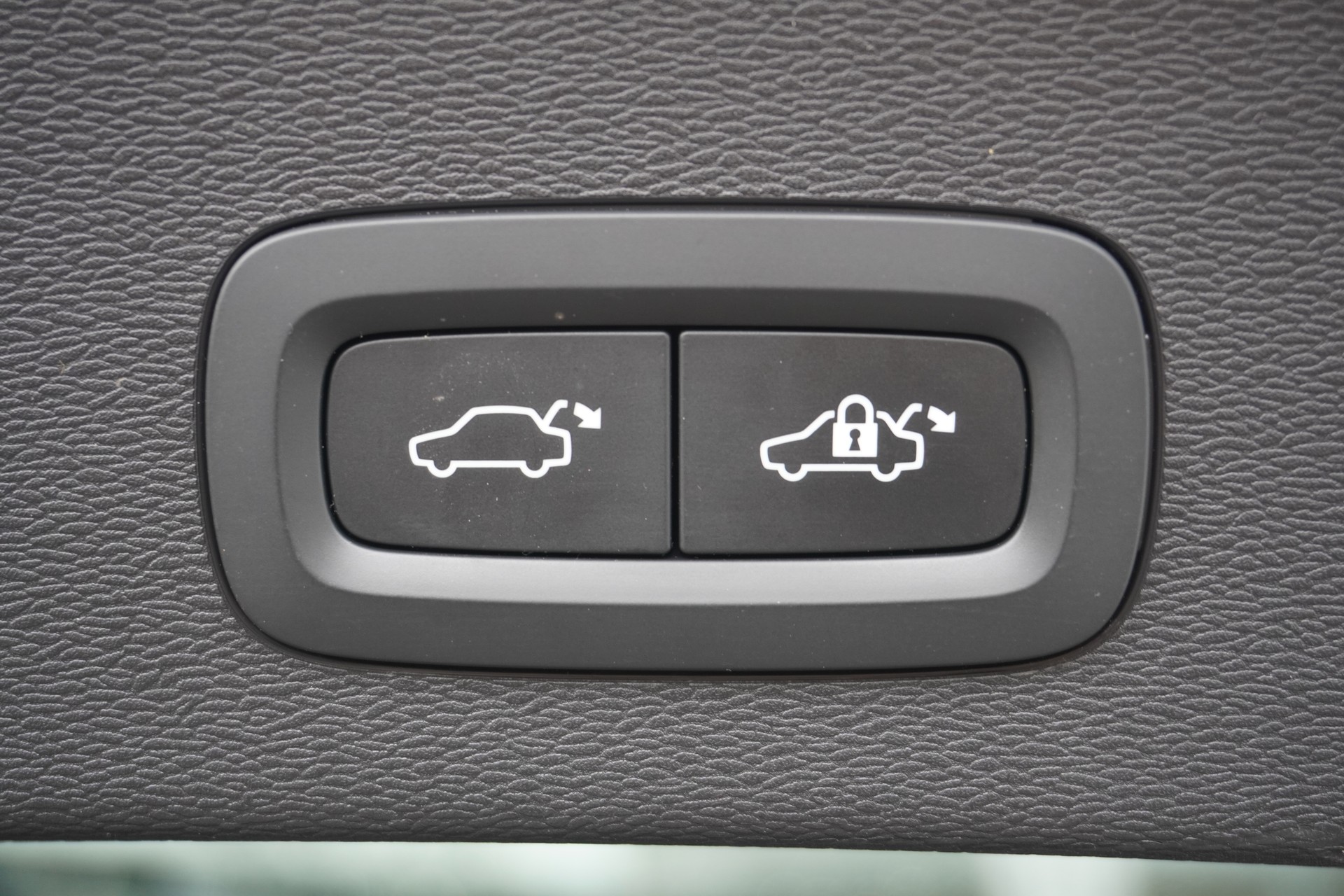 VOLVO C40 Recharge P8 Twin AWD Pure Electric Ultimate-image-11