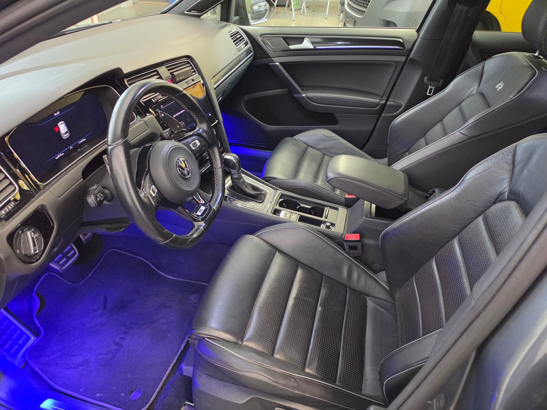 VW Golf 2.0 TSI R 4Motion DSG AKRAPOVIC EDITION-showroom-element-3
