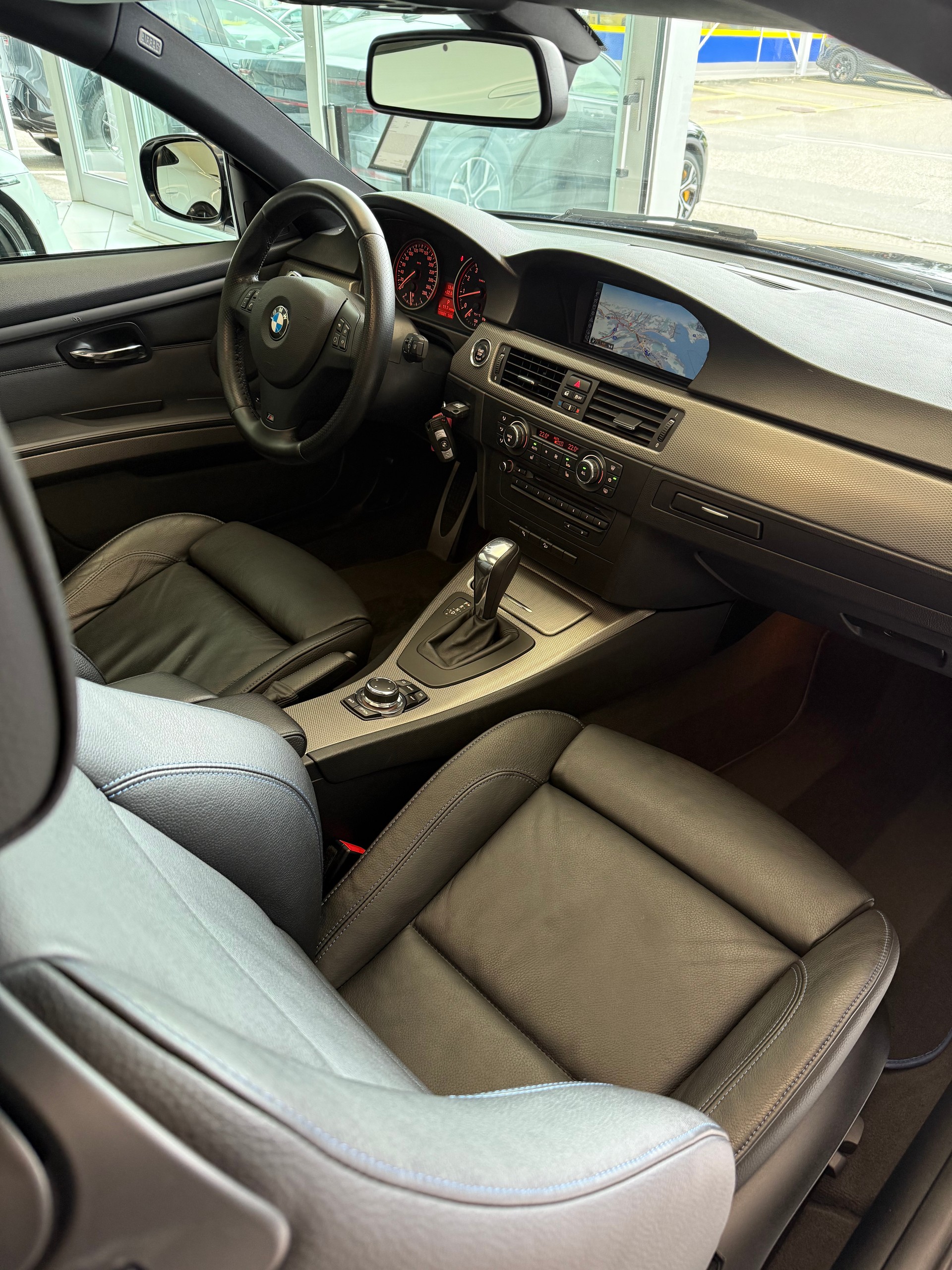 BMW 330i M Sport xDrive Coupé Steptronic-image-12