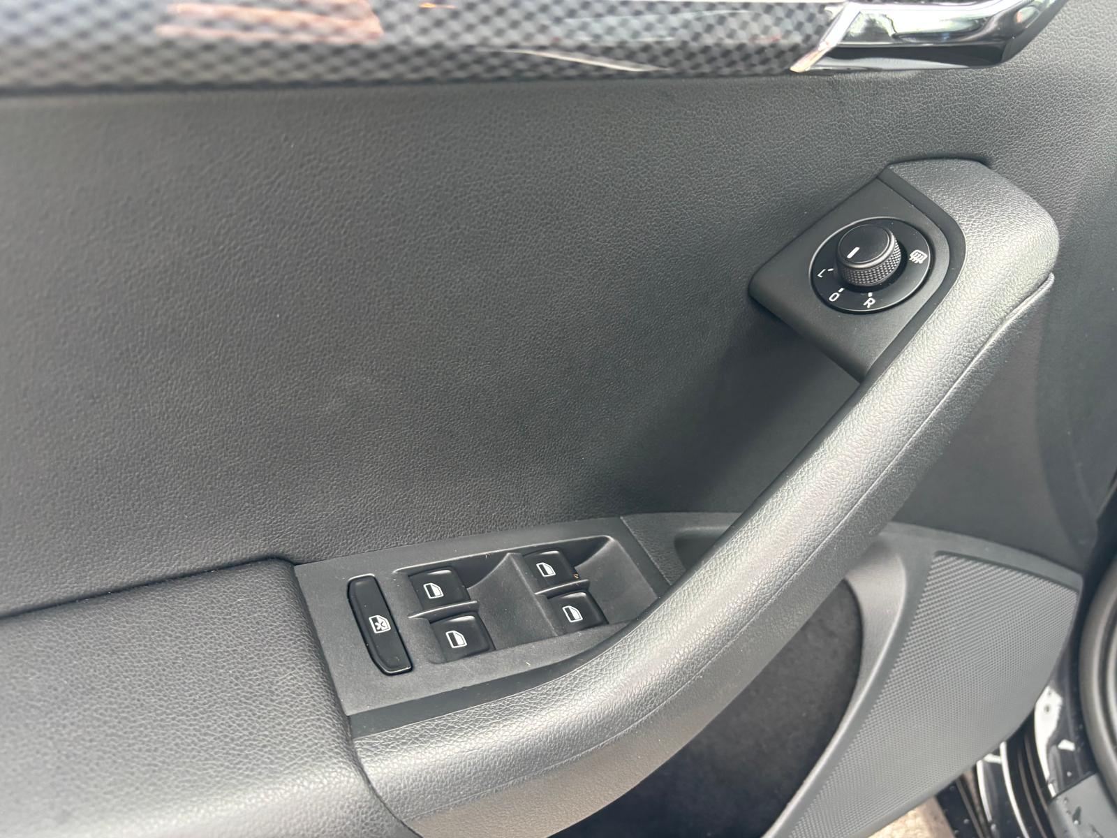 SKODA Octavia Combi 2.0 TSI RS XTREME DSG-image-13