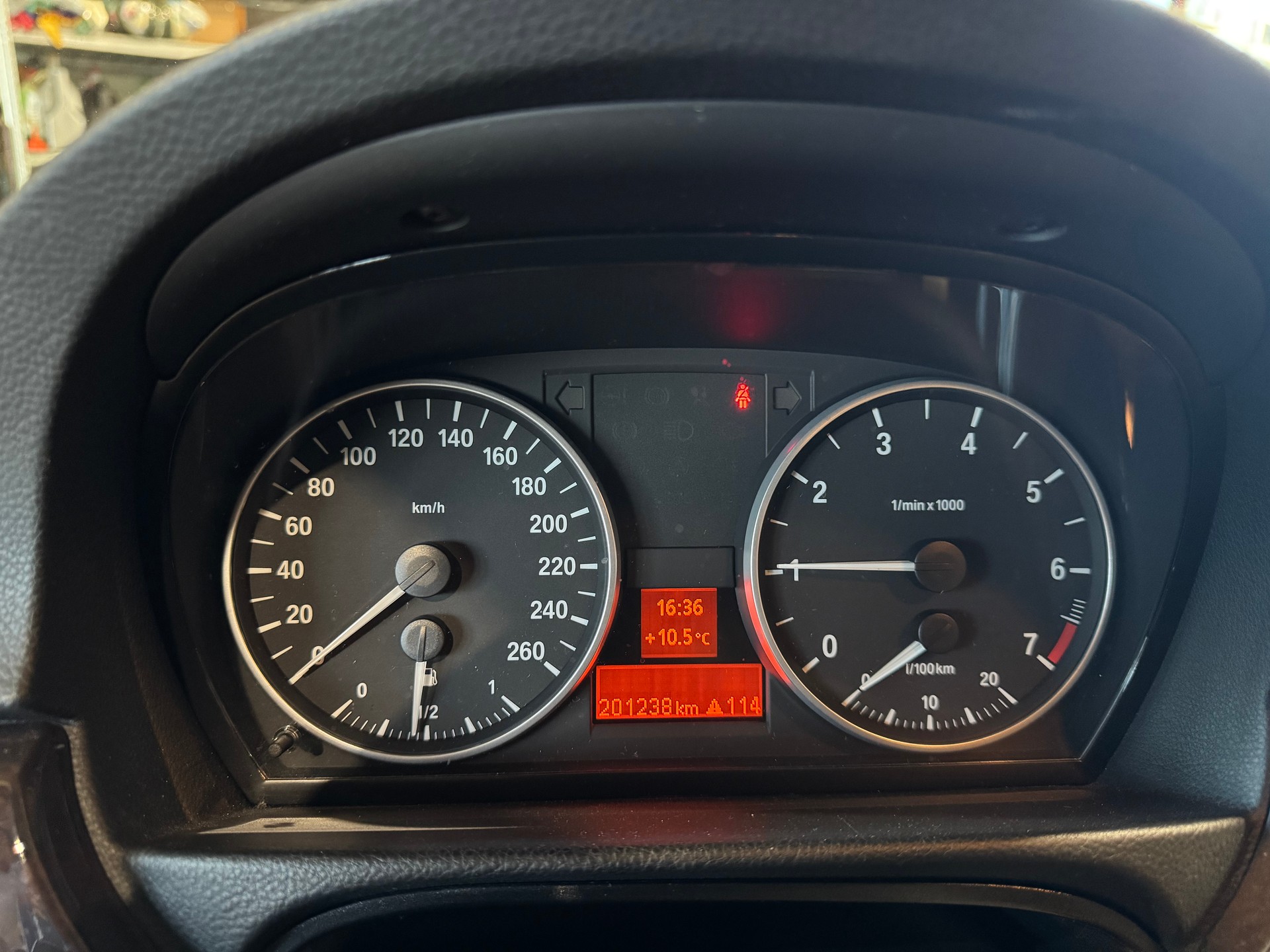 BMW 318i-image-4