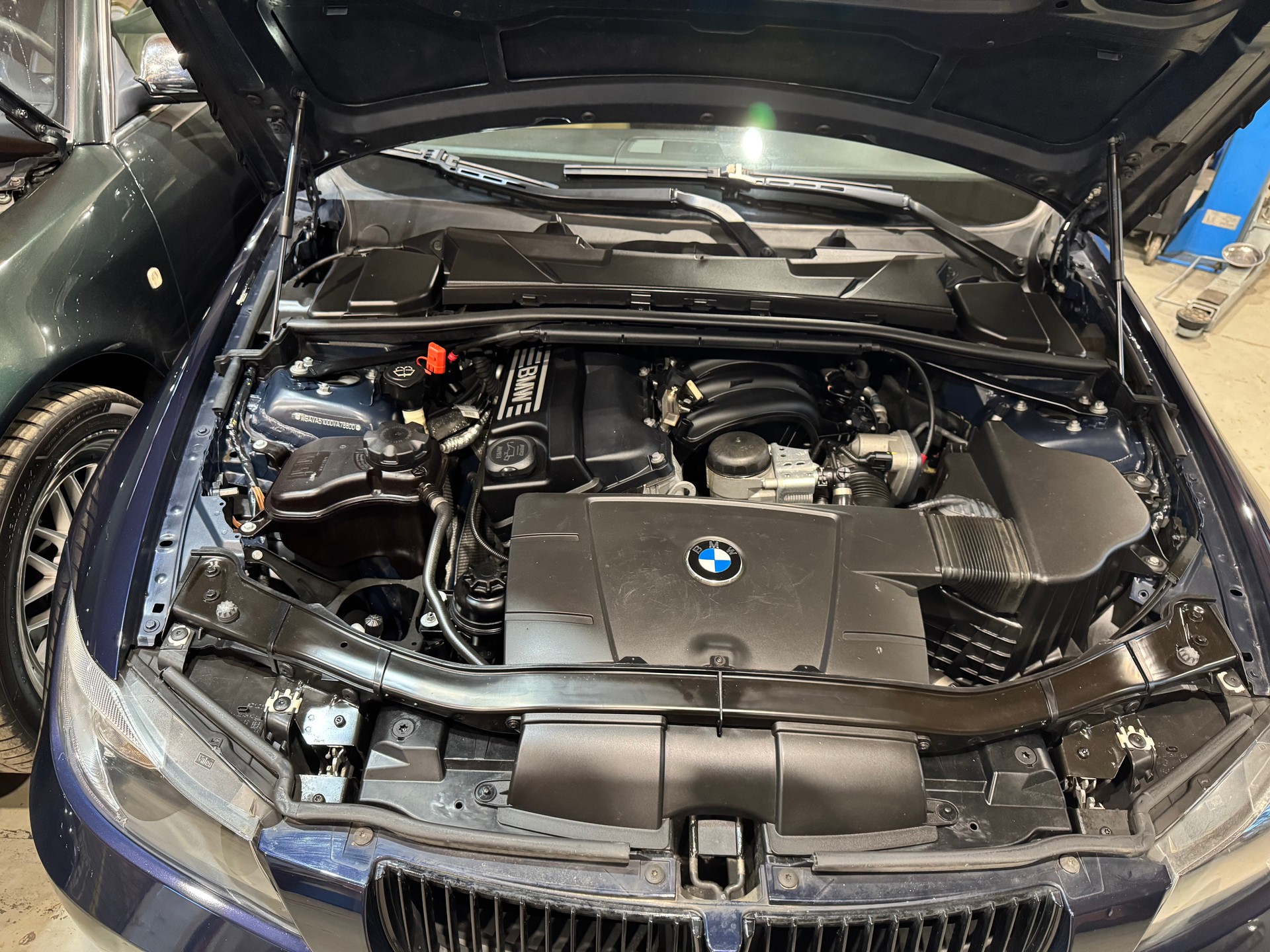 BMW 318i-image-3