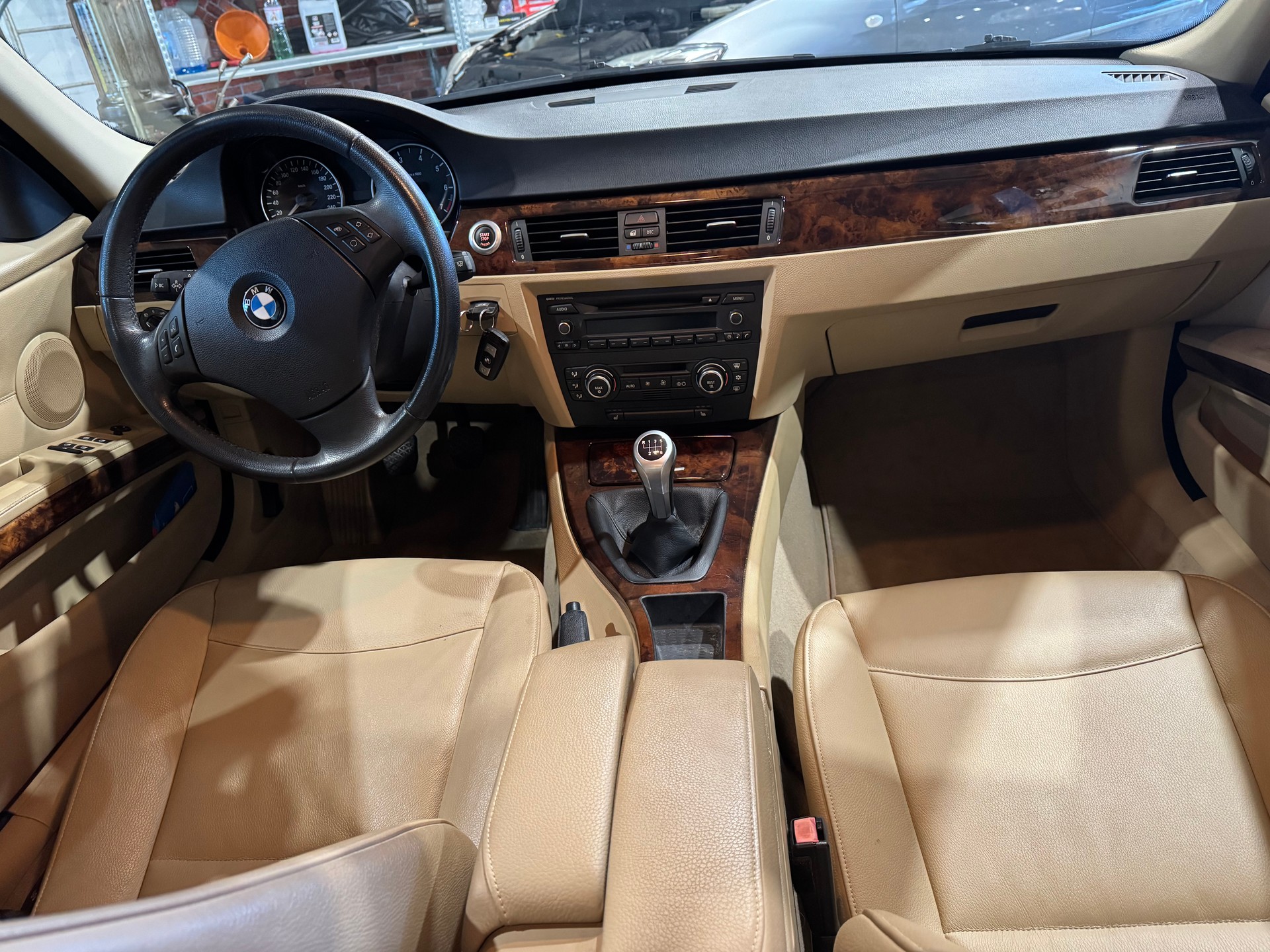 BMW 318i-image-5