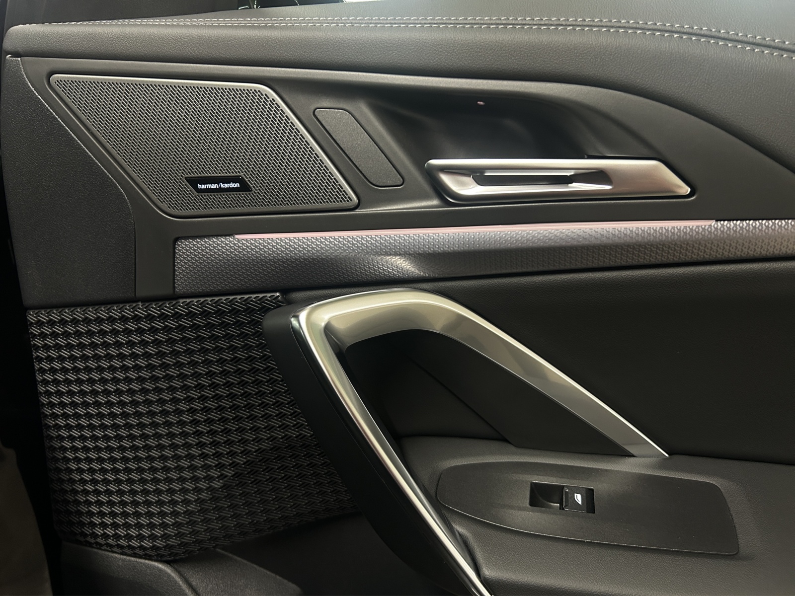 BMW iX1 xDrive 30 M Sport Pro-image-12