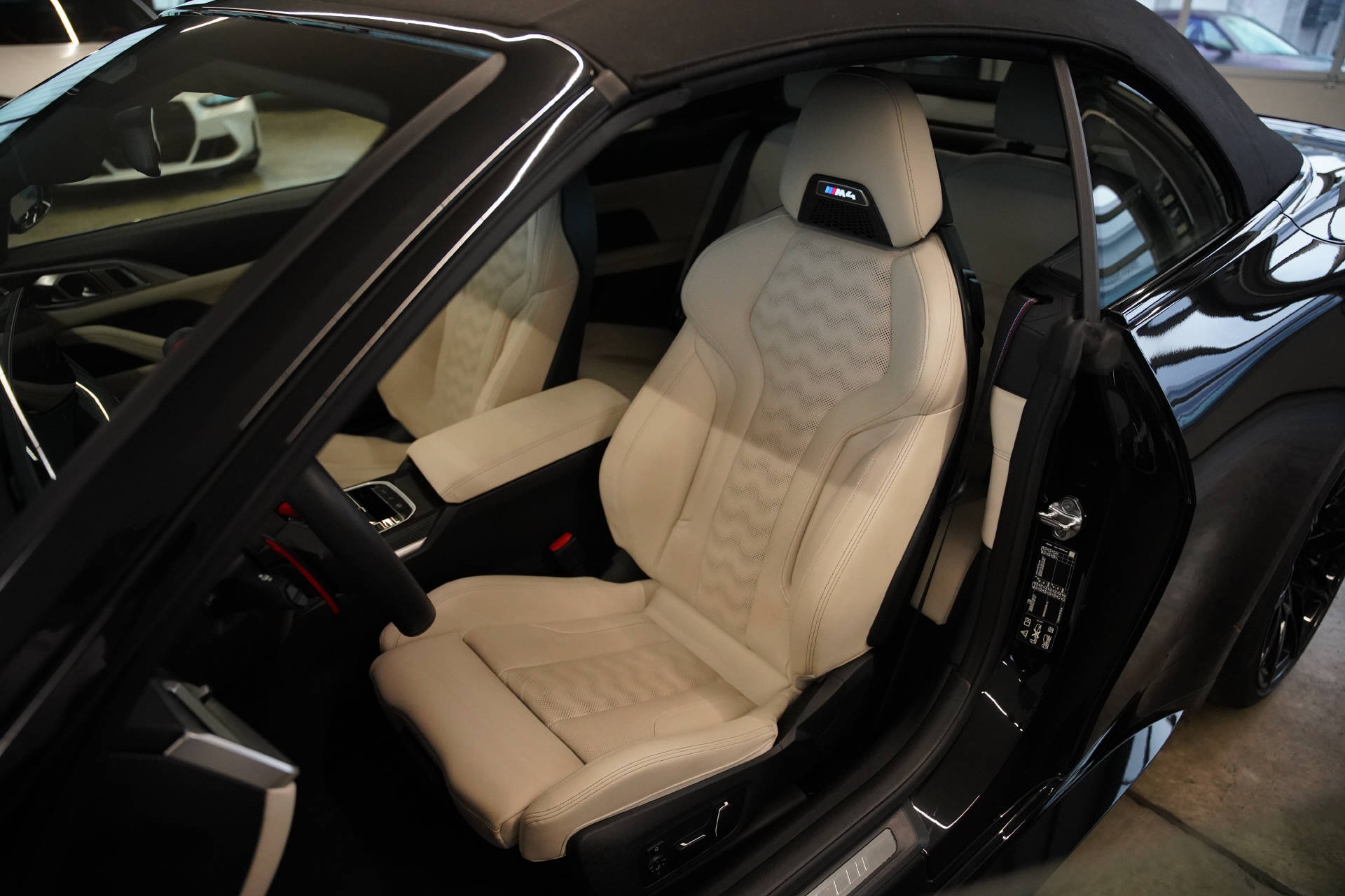 BMW M4 Cabrio Competition M xDrive-image-9