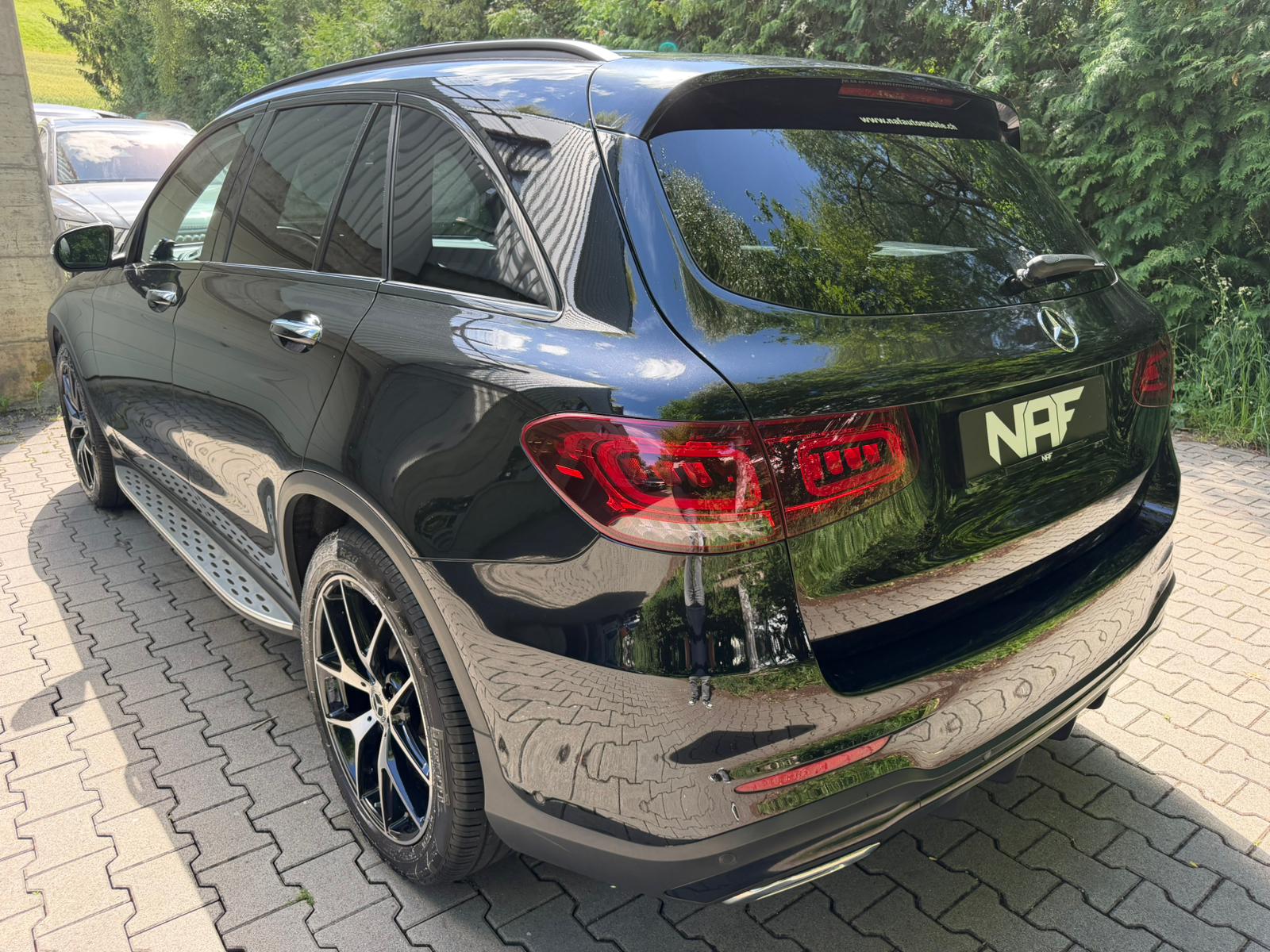MERCEDES-BENZ GLC 300 d AMG Line 4Matic 9G-Tronic-image-2