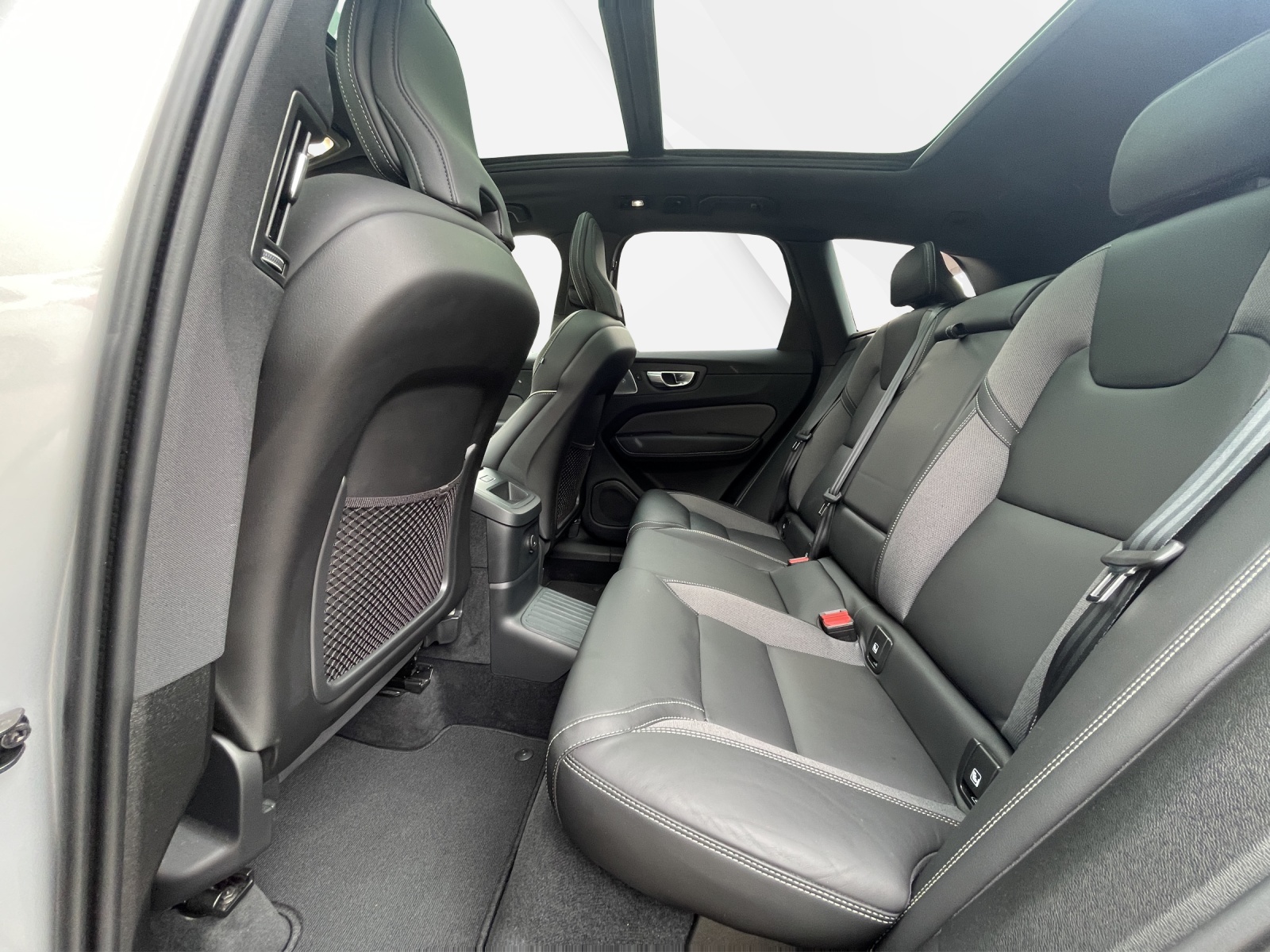 VOLVO XC60 2.0 T6 TE Ultimate Dark eAWD-image-13