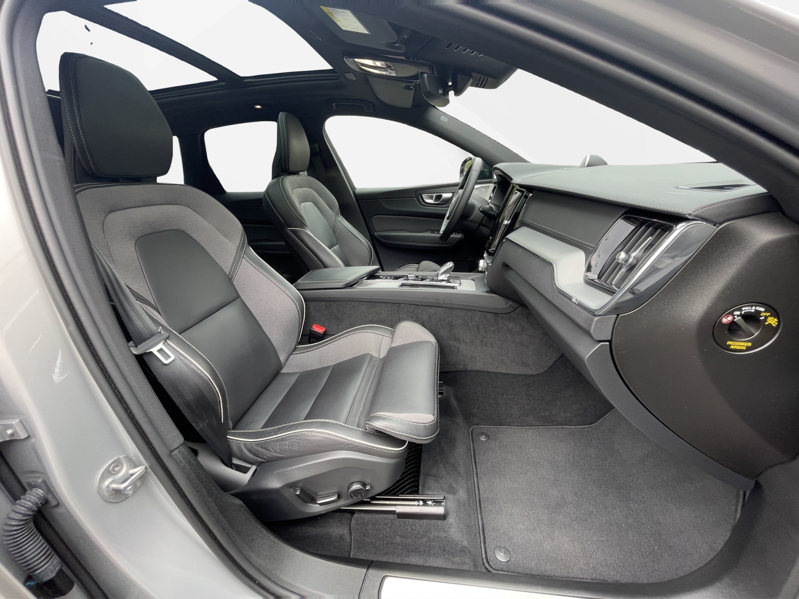 VOLVO XC60 2.0 T6 TE Ultimate Dark eAWD-image-16