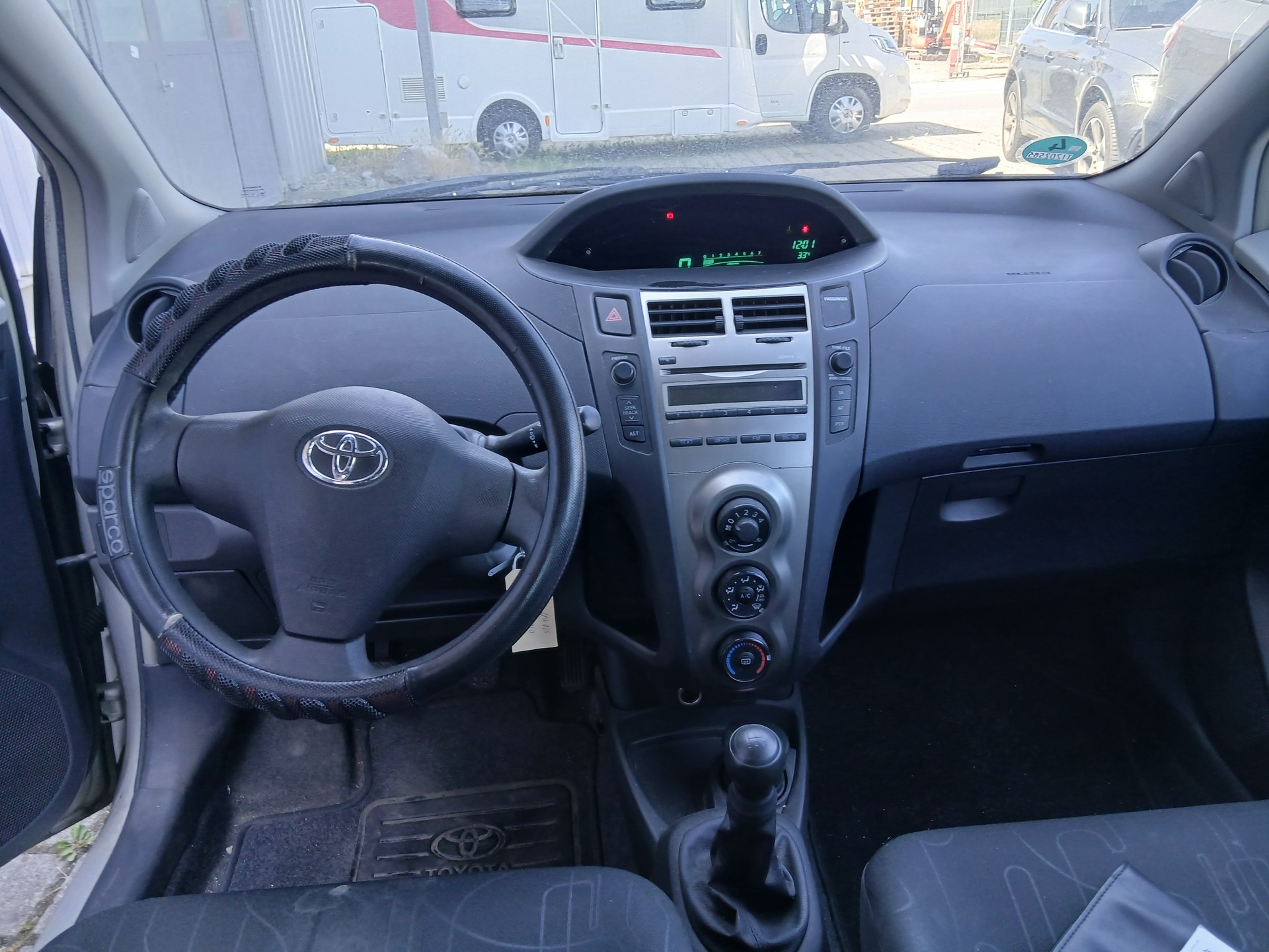 TOYOTA Yaris 1.0 Linea Terra-image-6