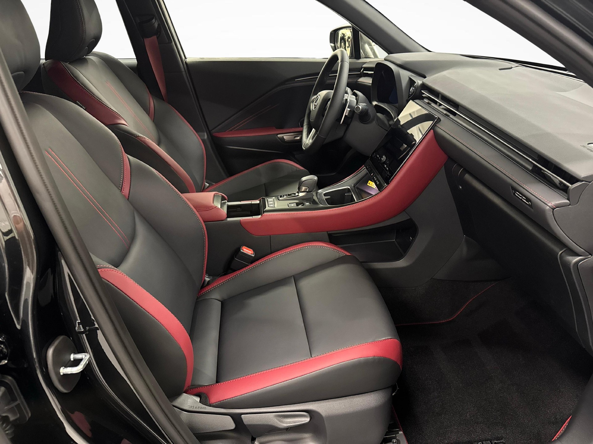 LEXUS LBX 1.5 Hybrid Vibrant Edition AWD-image-9