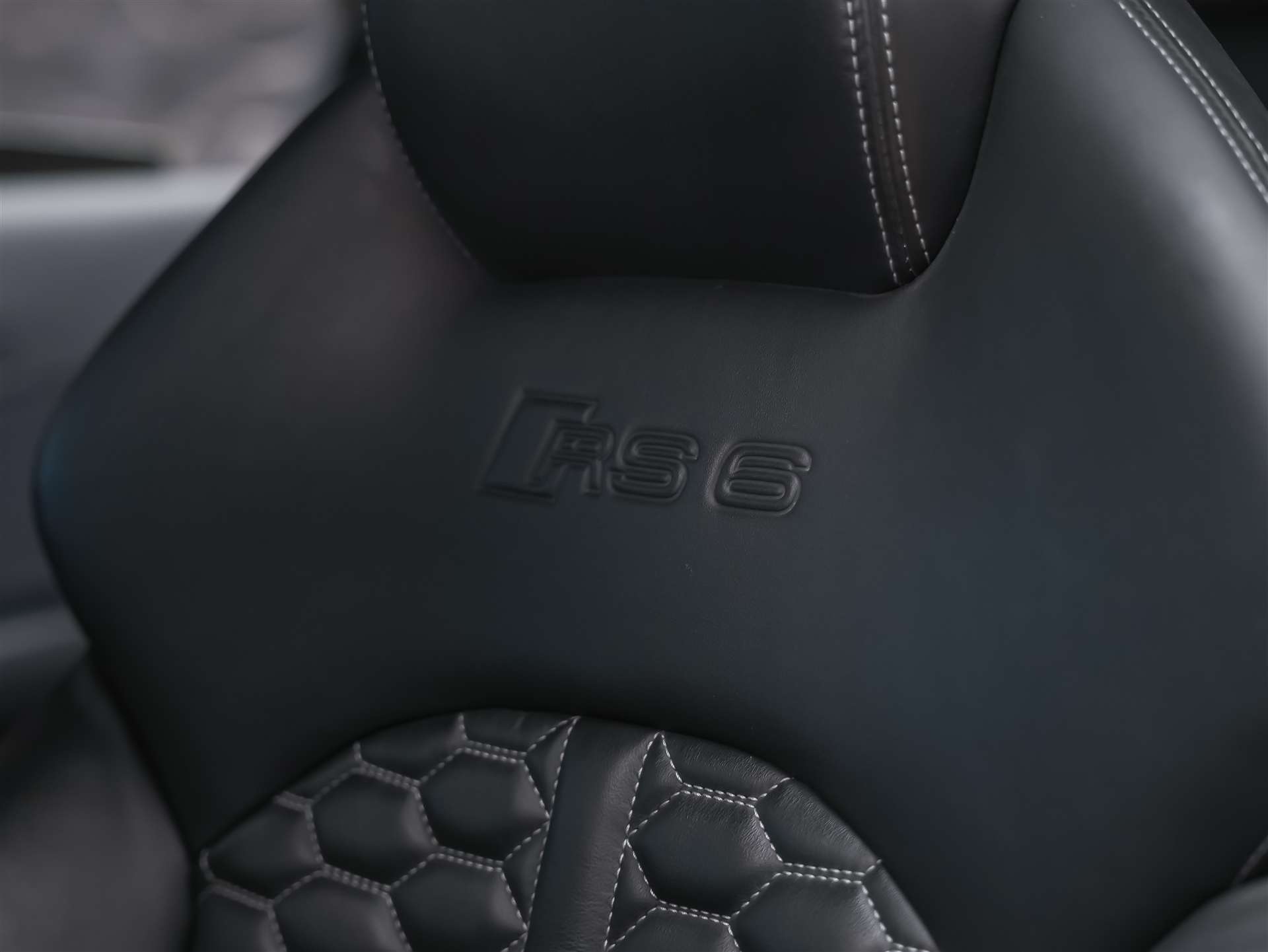 AUDI RS6 Avant 4.0 TFSI V8 quattro Tiptronic *BOSE Soundsystem*Abstandsregler*Sitzheizung*Valcona Leder*-image-10