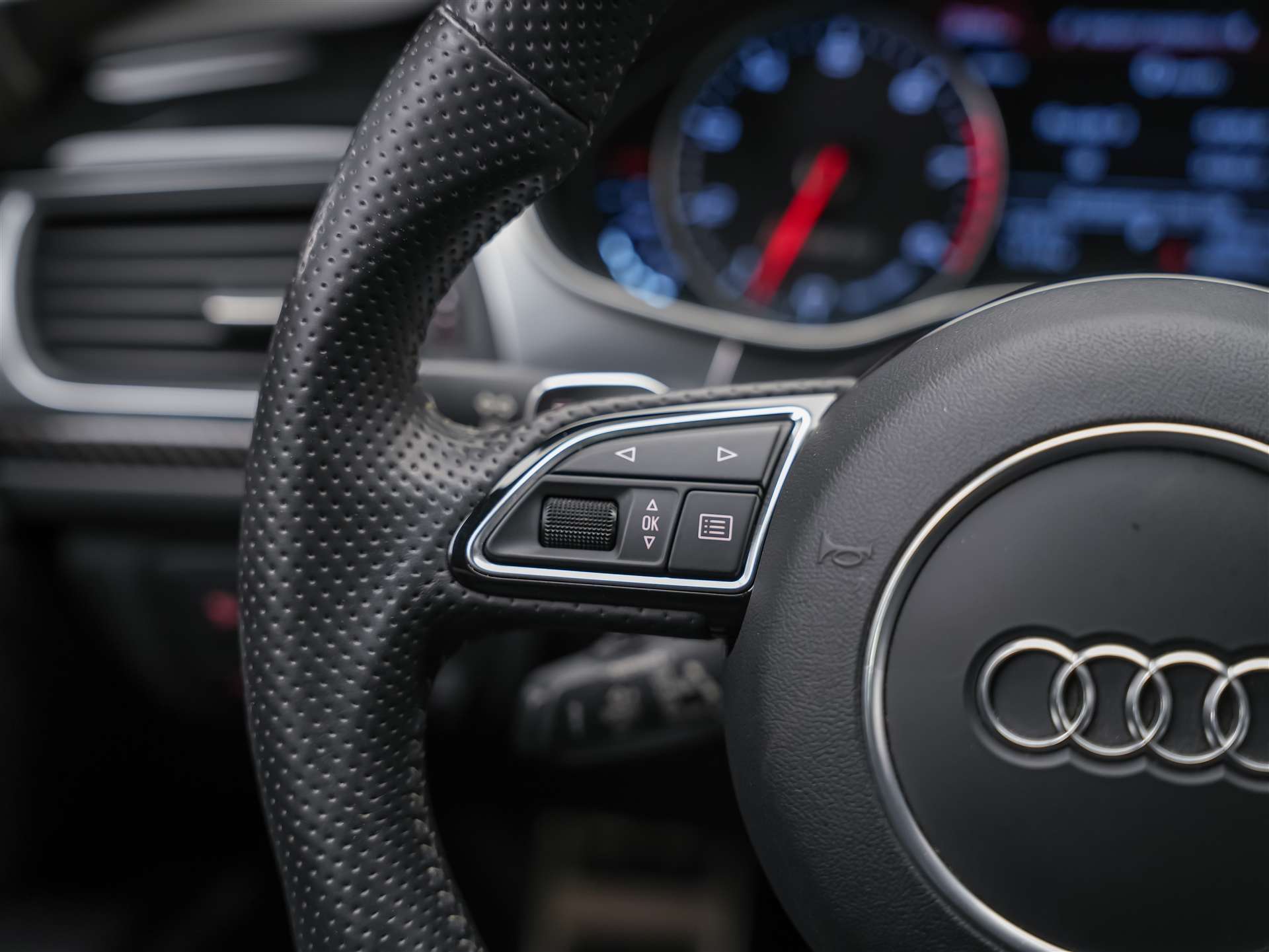 AUDI RS6 Avant 4.0 TFSI V8 quattro Tiptronic *BOSE Soundsystem*Abstandsregler*Sitzheizung*Valcona Leder*-image-30