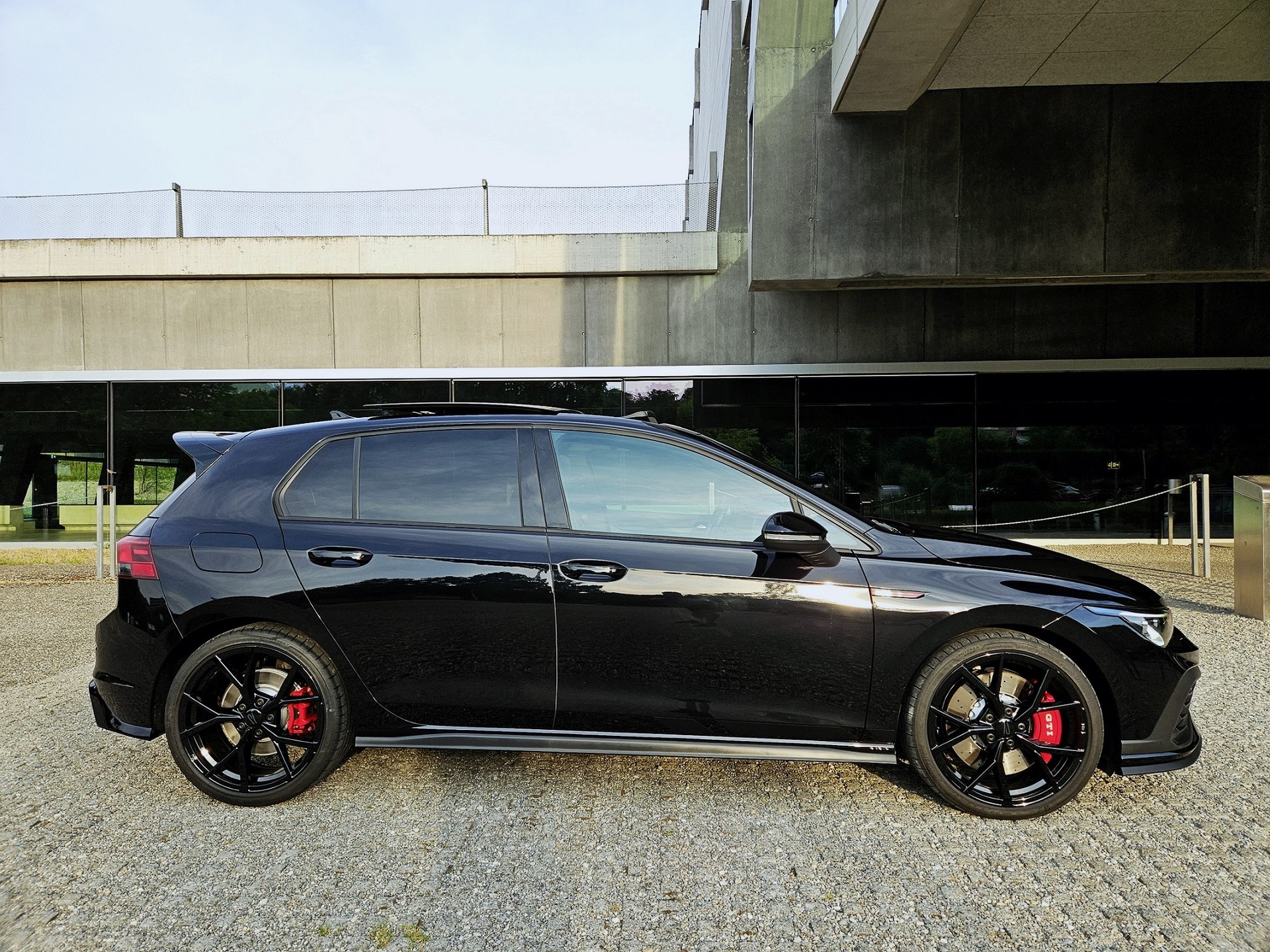 VW GTI 8 Clubsport / IQ-Light / Pano / Black / Estoril / R Paket / ACC / Spurhalte / Rieger-image-3