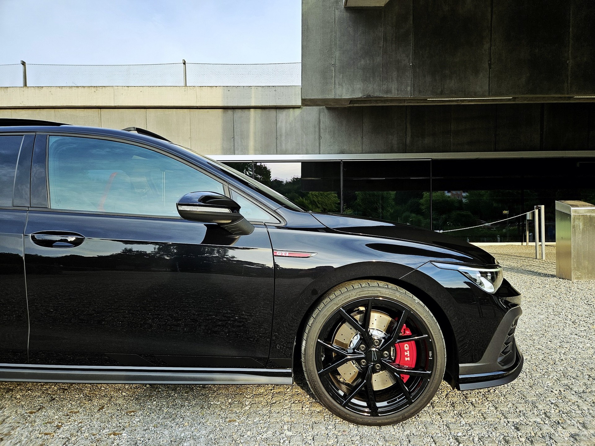 VW GTI 8 Clubsport / IQ-Light / Pano / Black / Estoril / R Paket / ACC / Spurhalte / Rieger-image-4