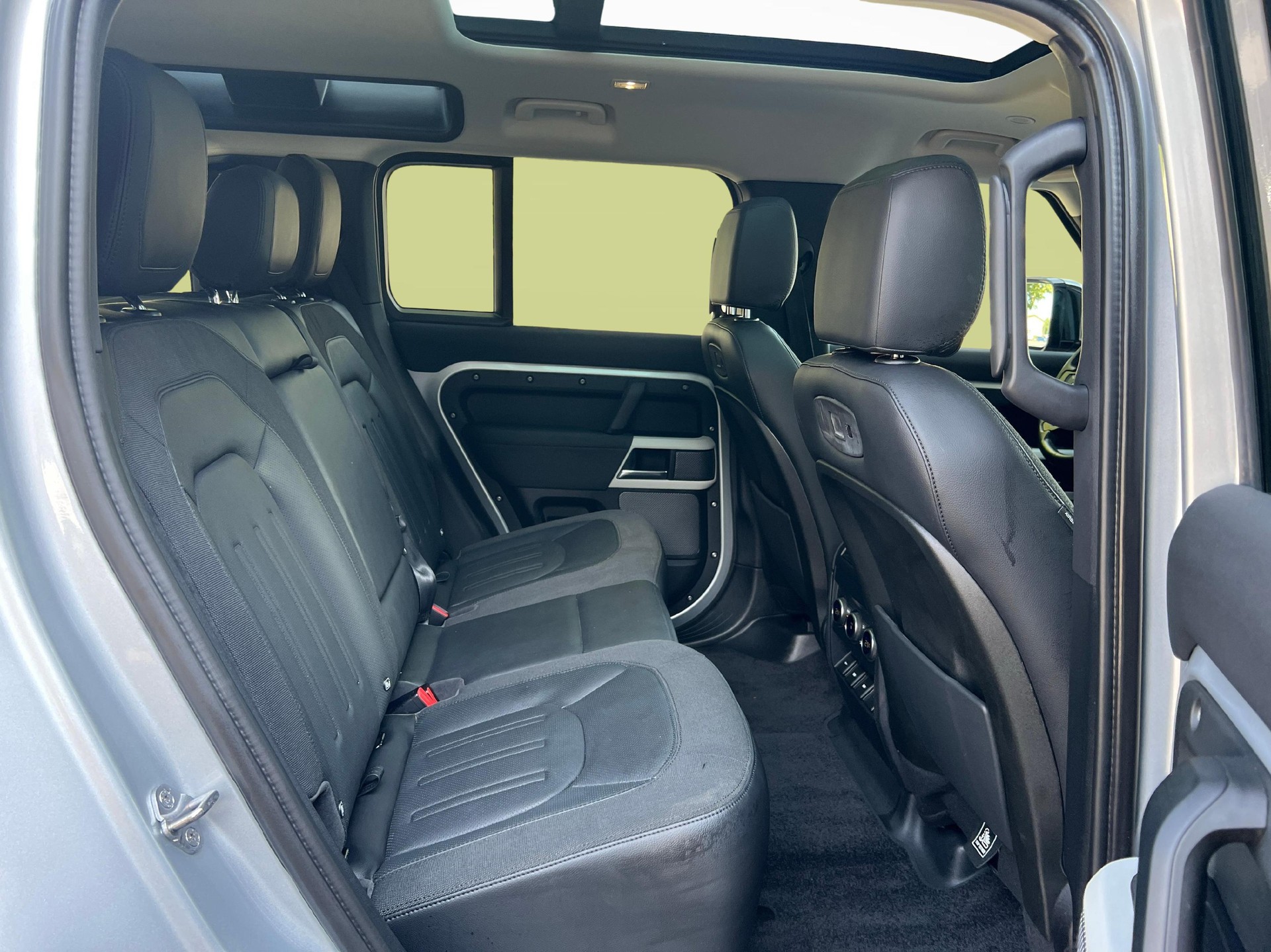 LAND ROVER Defender 110 2.0 SD4 240 First Edition-image-10