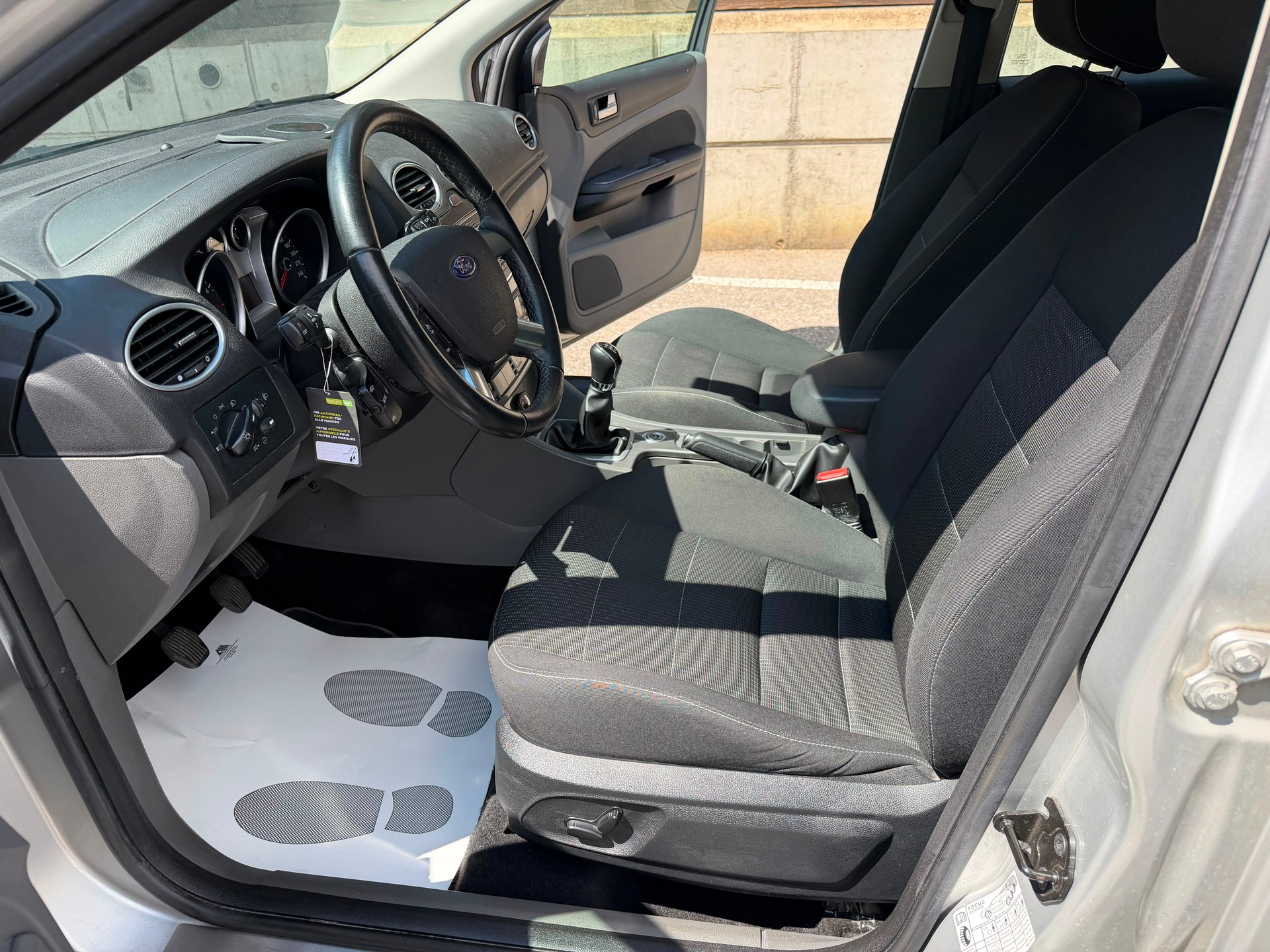 FORD Focus 2.0i Titanium-image-9