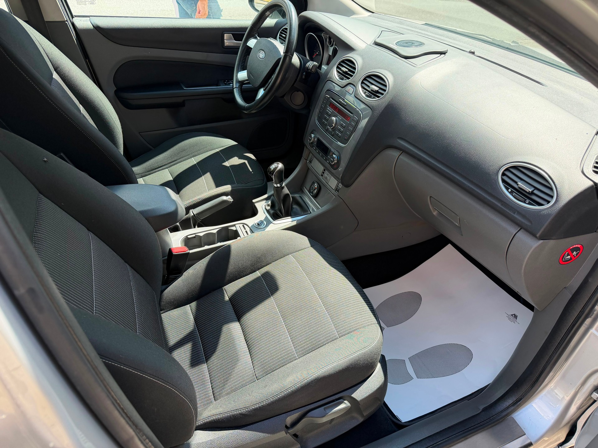 FORD Focus 2.0i Titanium-image-10