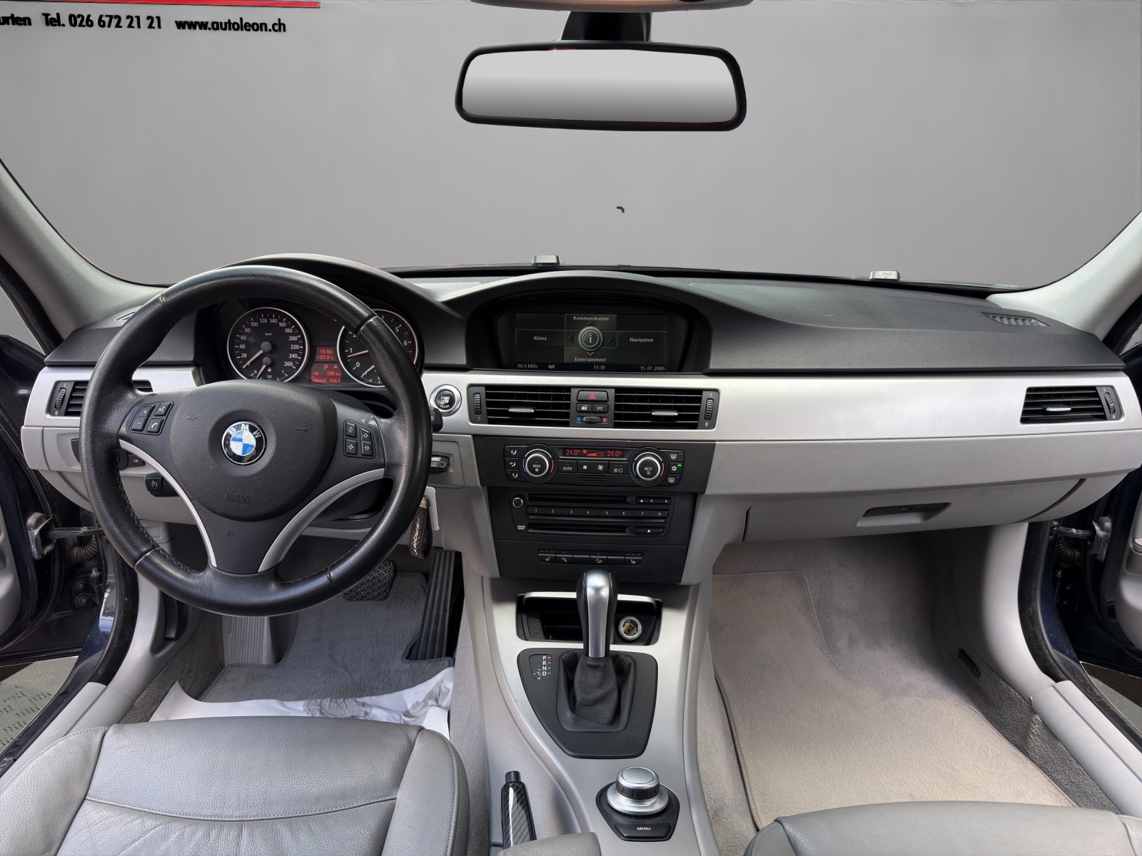 BMW 325xi-image-13