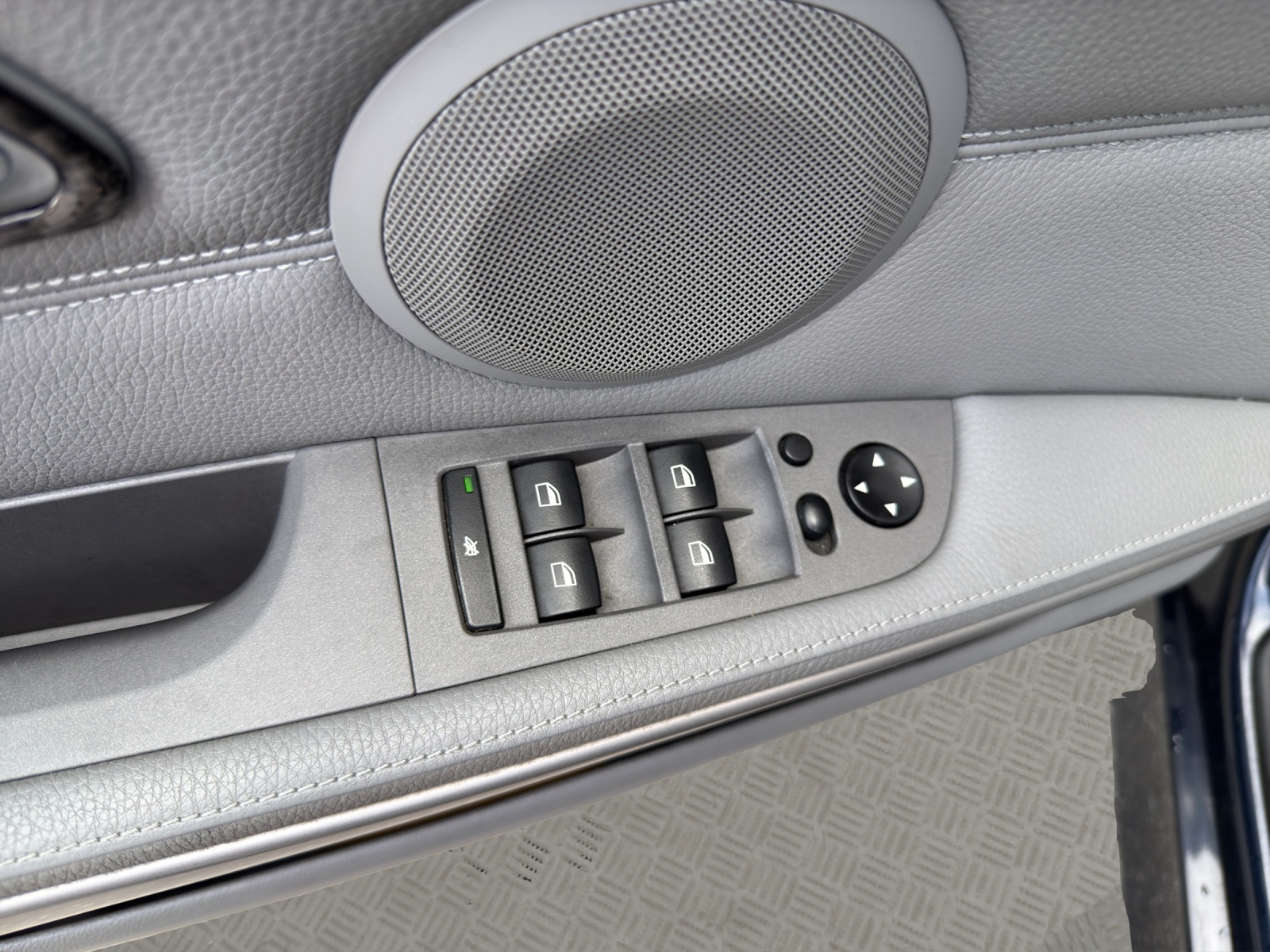 BMW 325xi-image-17