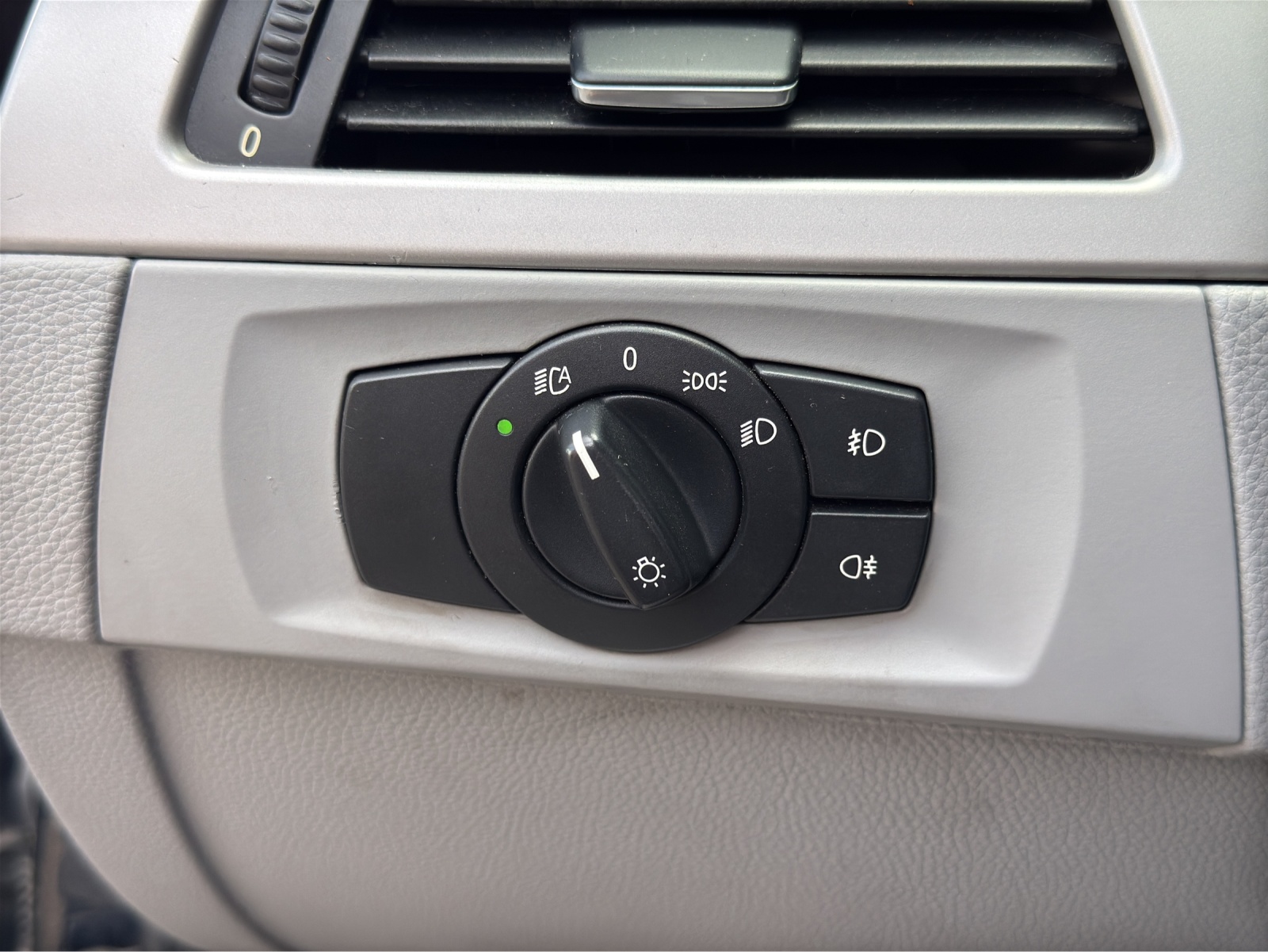 BMW 325xi-image-18