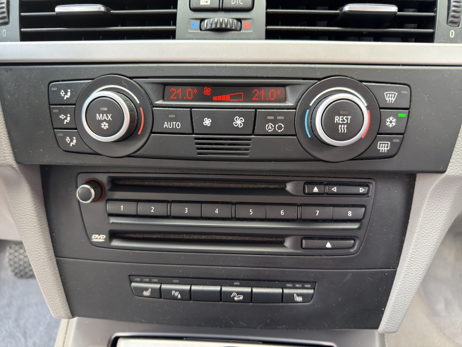 BMW 325xi-image-14