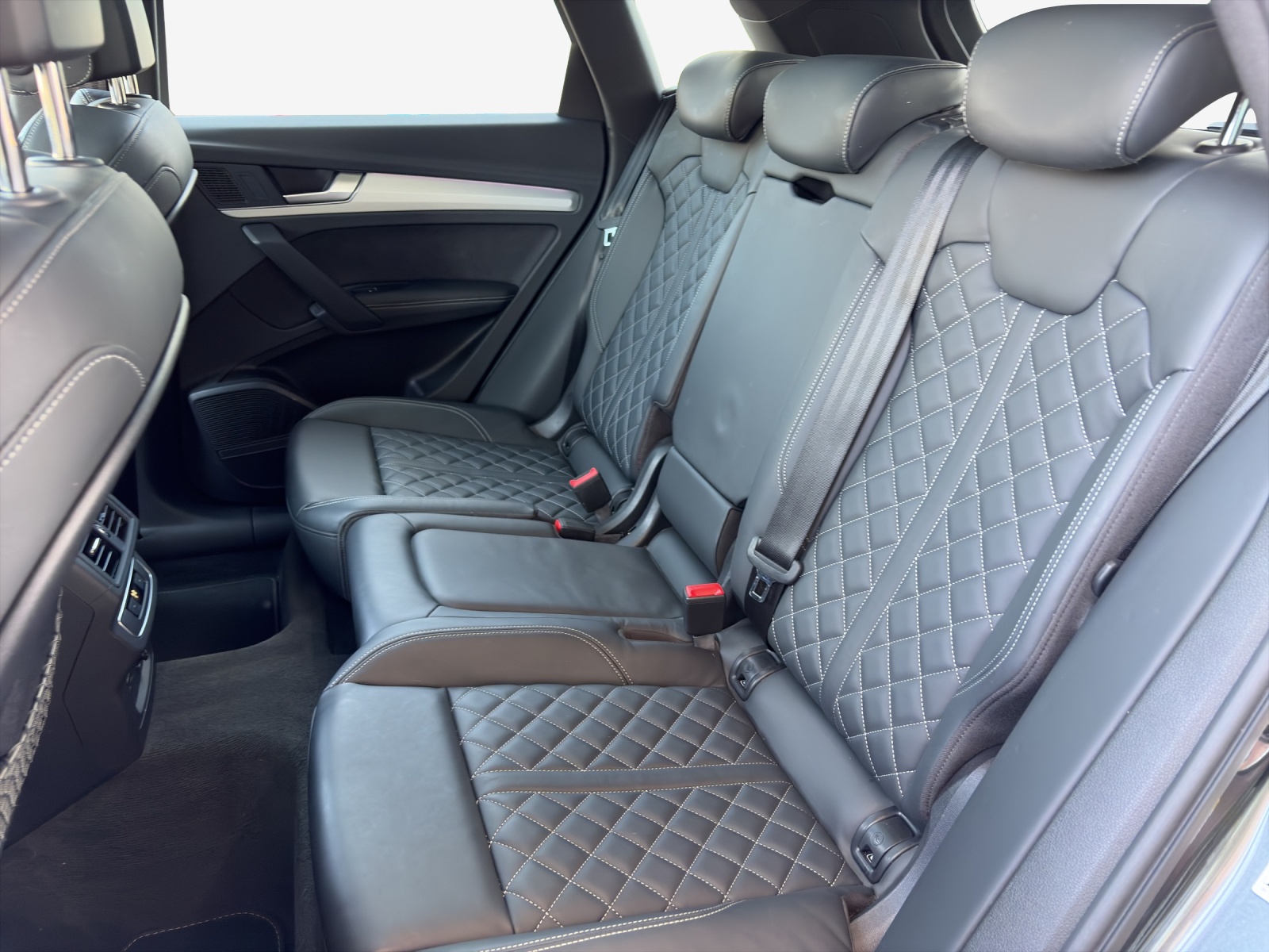 AUDI Q5 40 TDI Black Edition quattro S-tronic-image-11