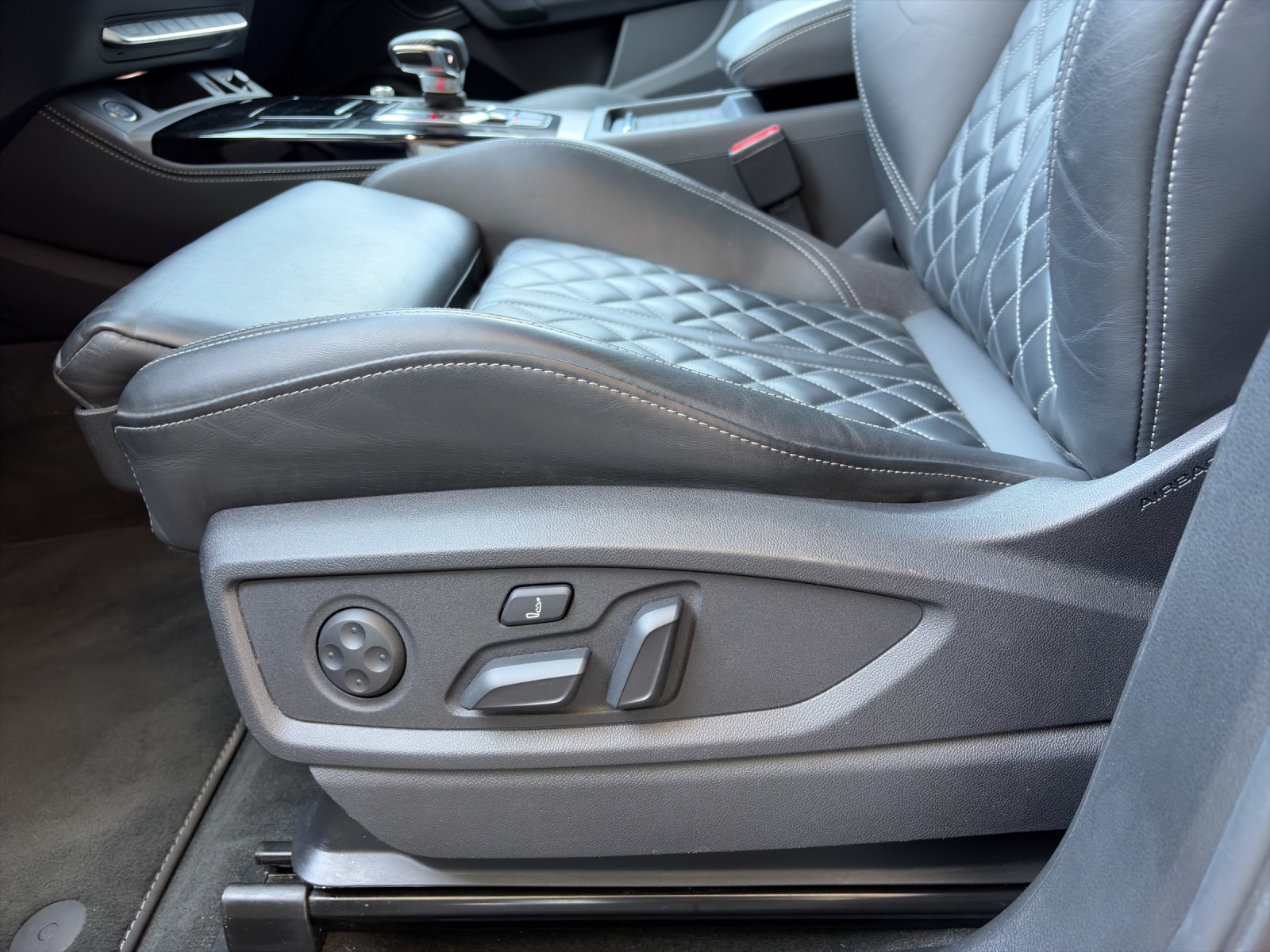 AUDI Q5 40 TDI Black Edition quattro S-tronic-image-15