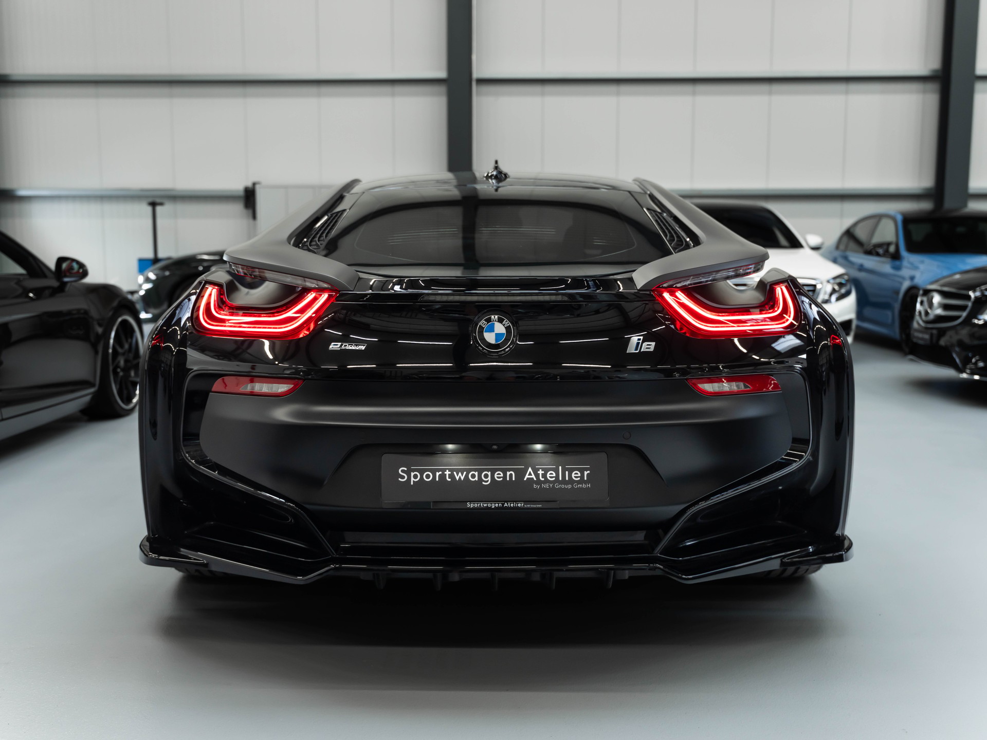 BMW i8 Coupé Facelift Frozen Black / PROTONIC Edition-showroom-element-3