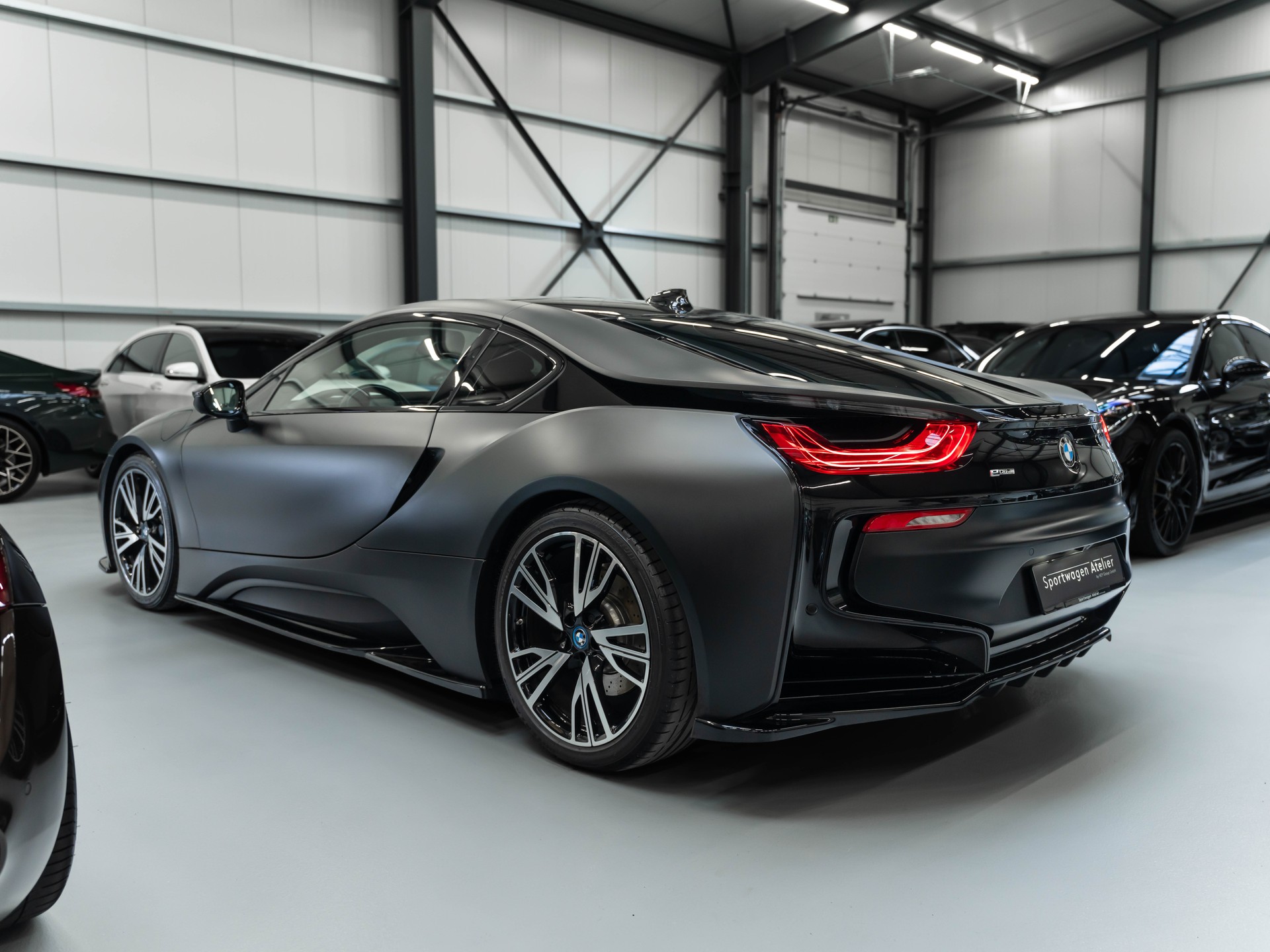 BMW i8 Coupé Facelift Frozen Black / PROTONIC Edition-showroom-element-2