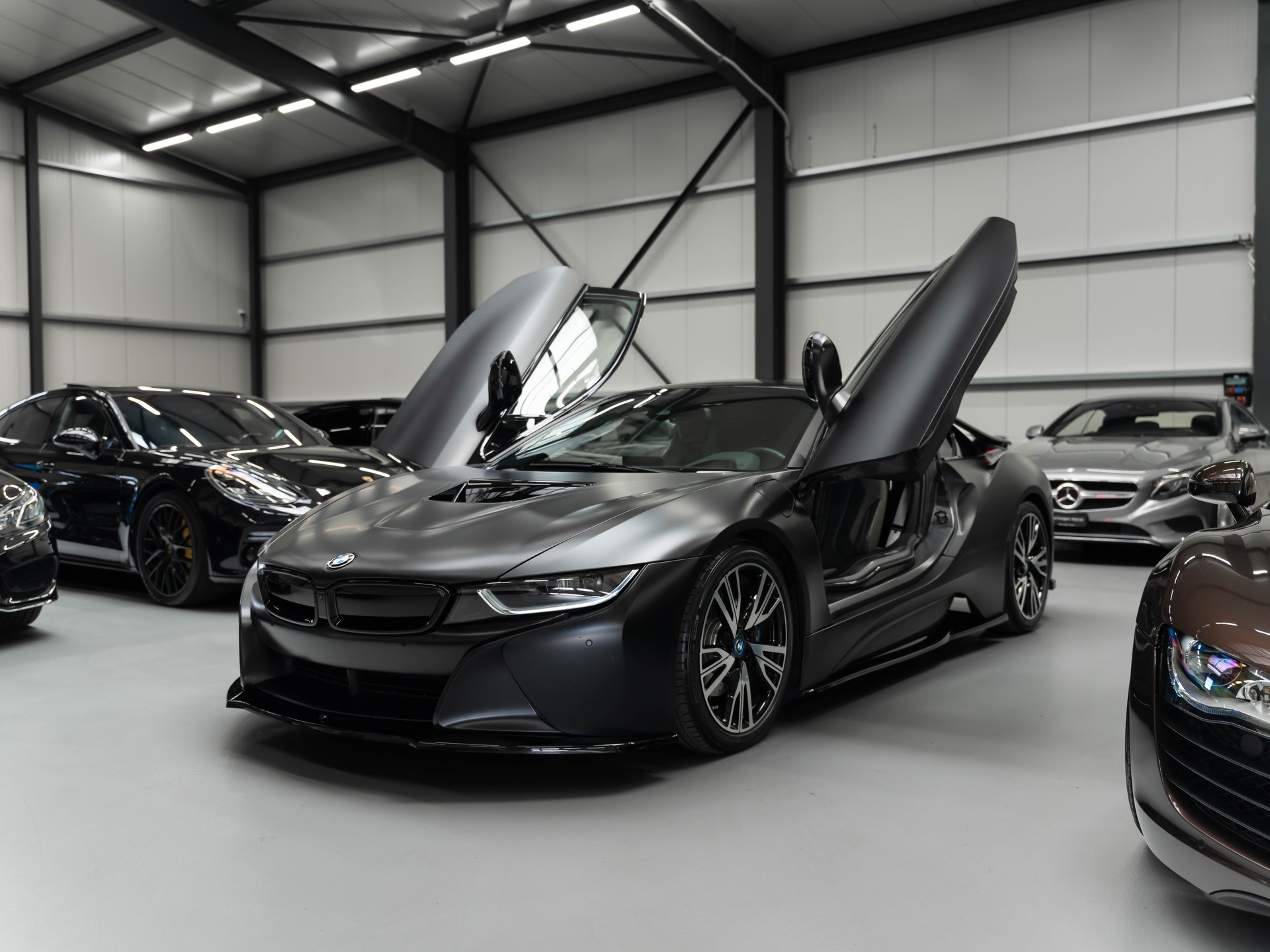 BMW i8 Coupé Facelift Frozen Black / PROTONIC Edition-showroom-element-1