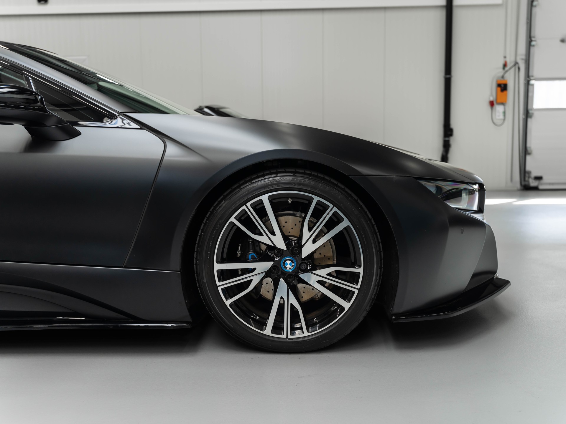 BMW i8 Coupé Facelift Frozen Black / PROTONIC Edition-image-18
