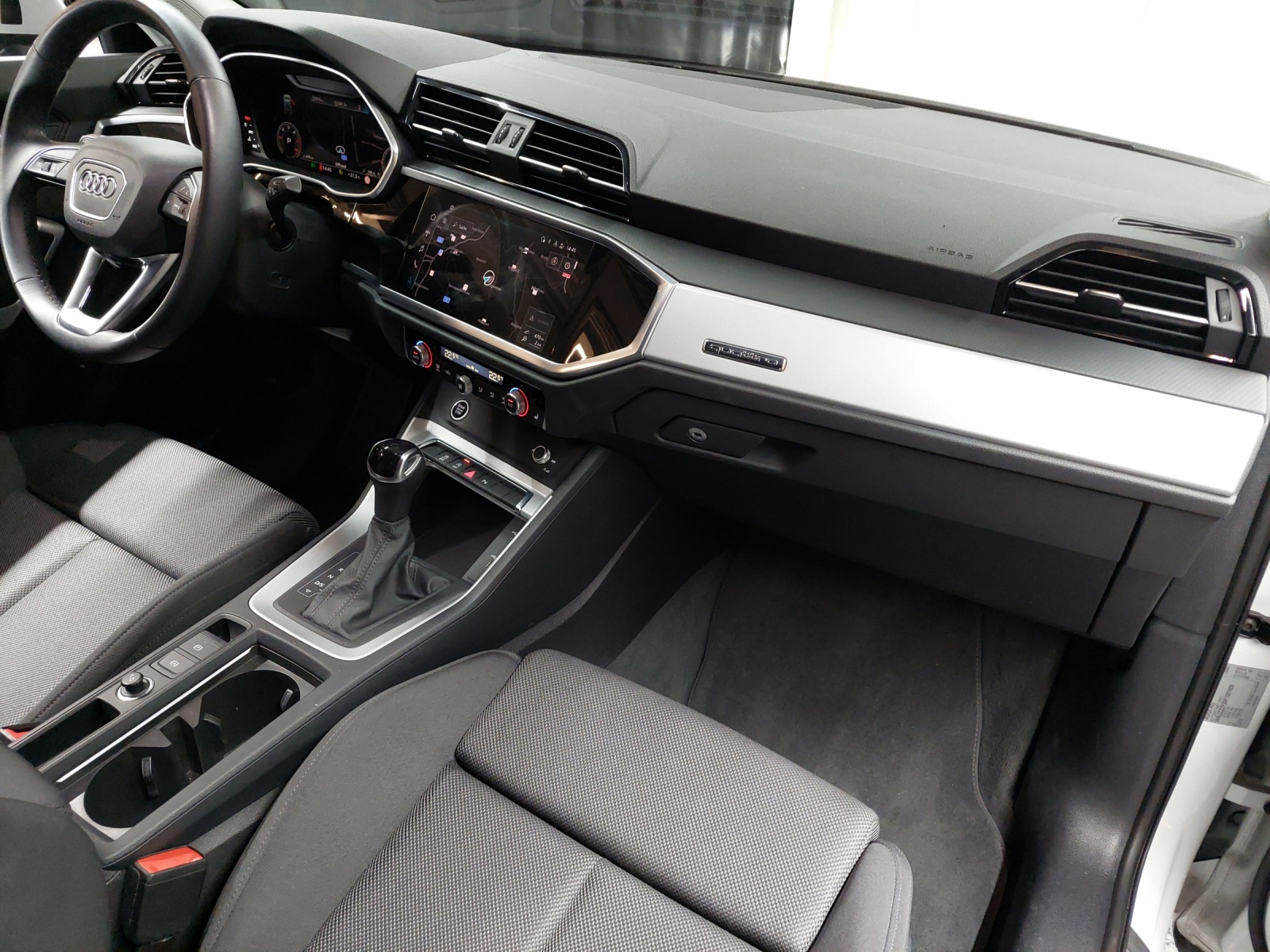 AUDI Q3 35 TDI S line quattro S-tronic-image-9