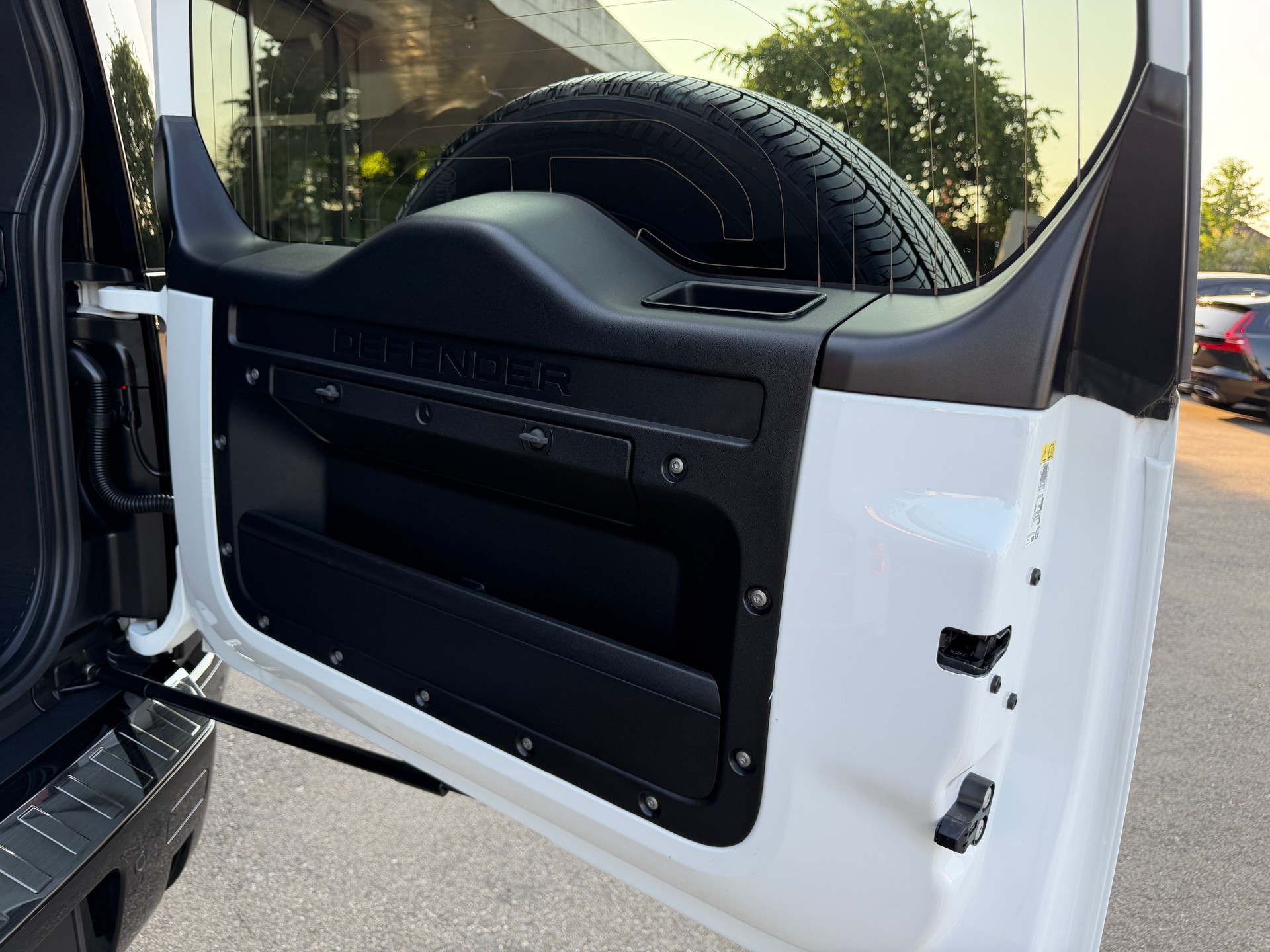 LAND ROVER Defender 90 3.0D I6 200 SE AT8-image-29