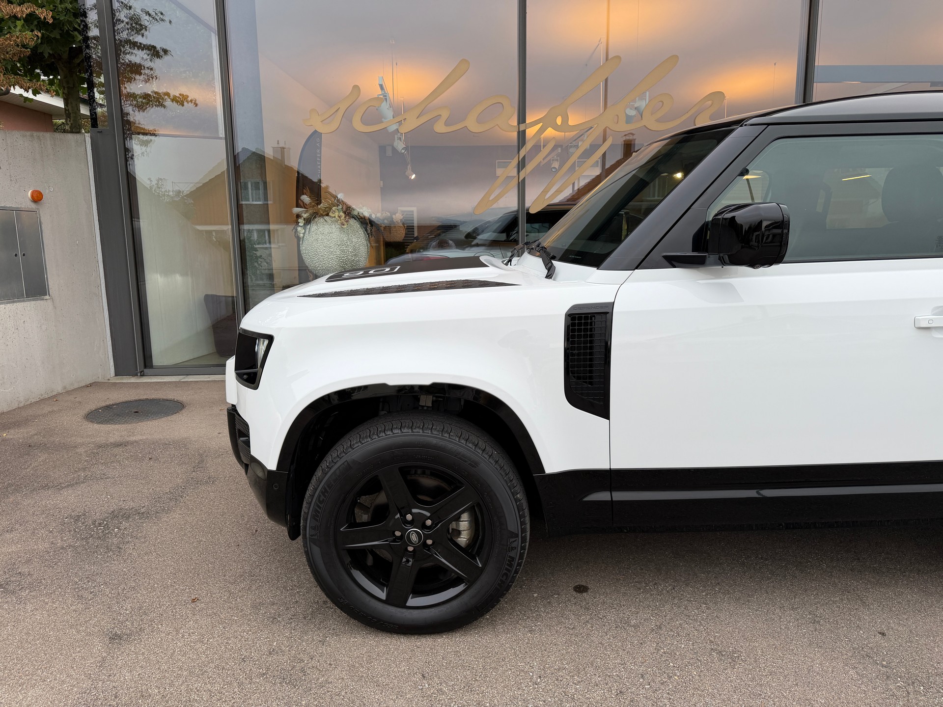 LAND ROVER Defender 90 3.0D I6 200 SE AT8-image-6