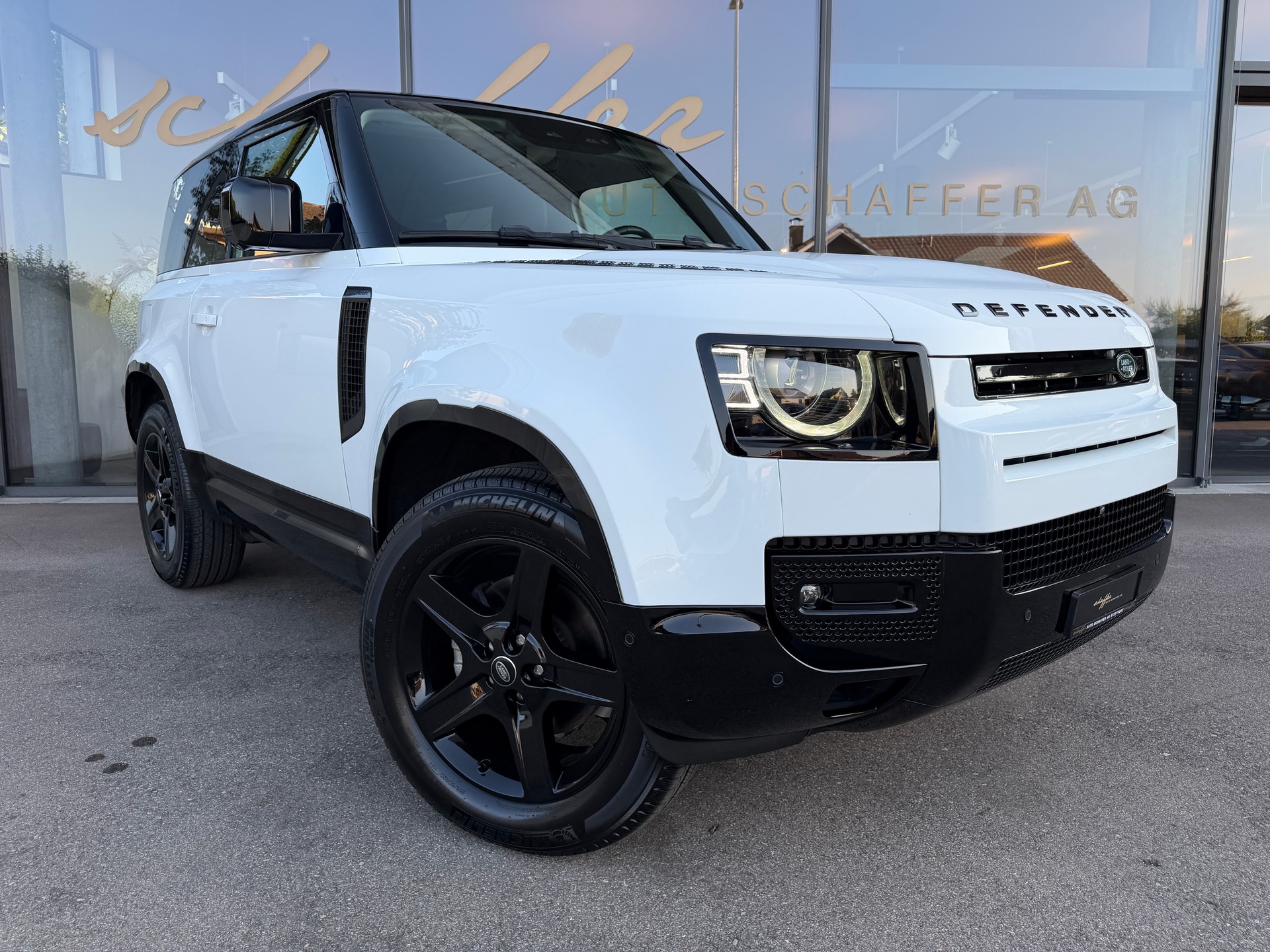 LAND ROVER Defender 90 3.0D I6 200 SE AT8-image-3