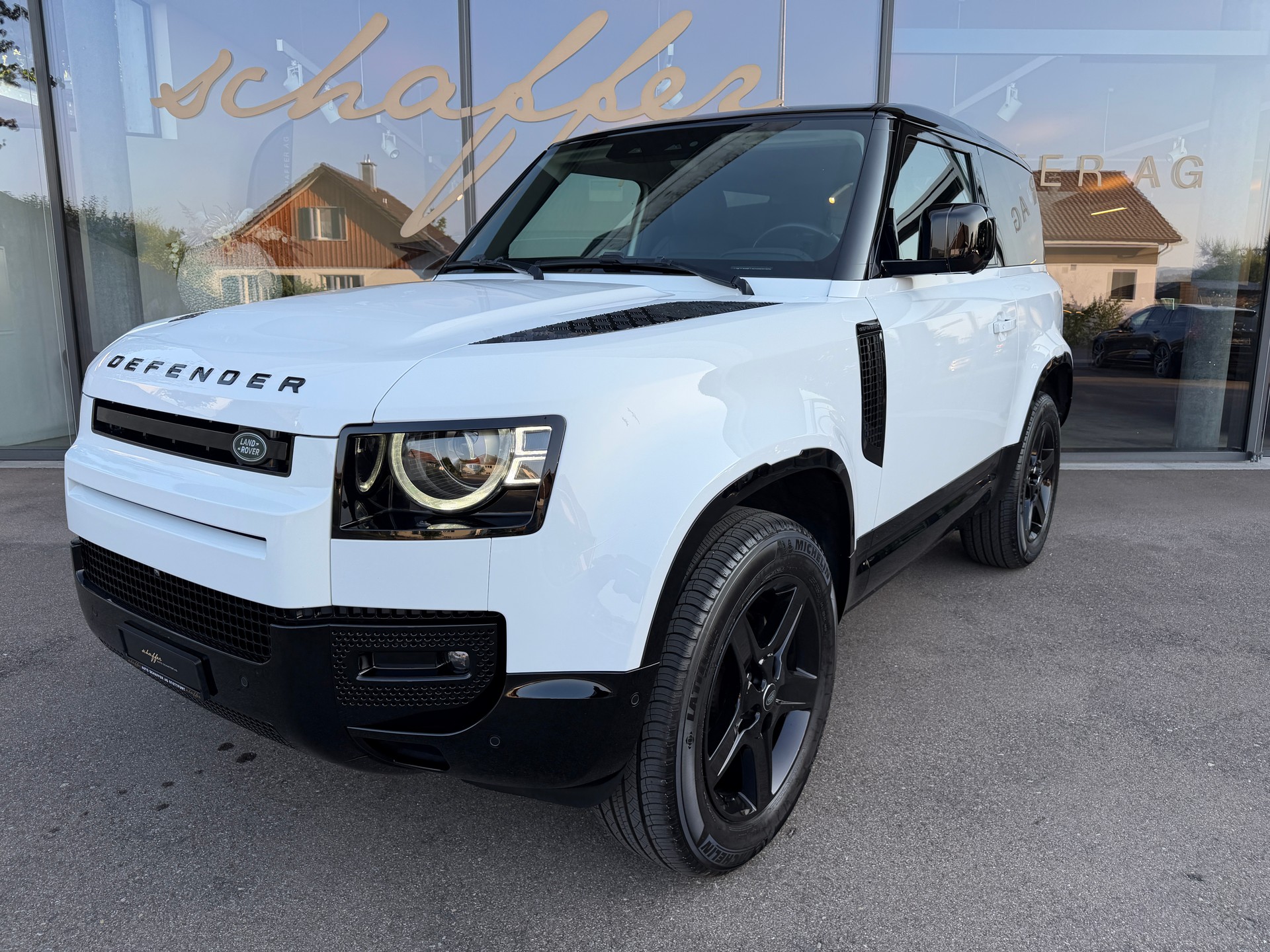 LAND ROVER Defender 90 3.0D I6 200 SE AT8-image-1