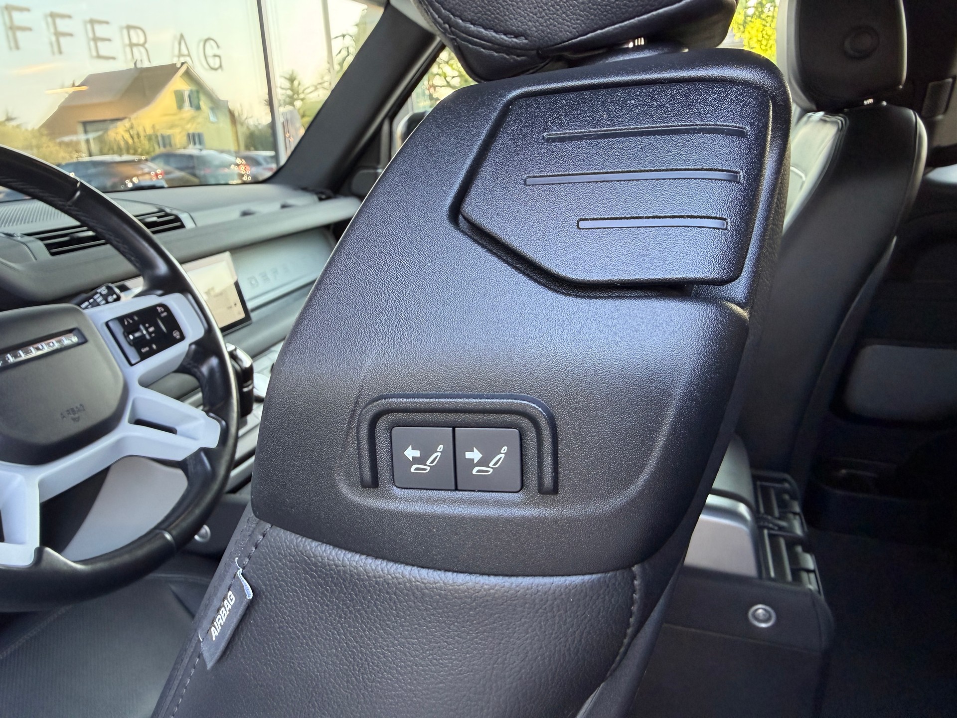 LAND ROVER Defender 90 3.0D I6 200 SE AT8-image-17