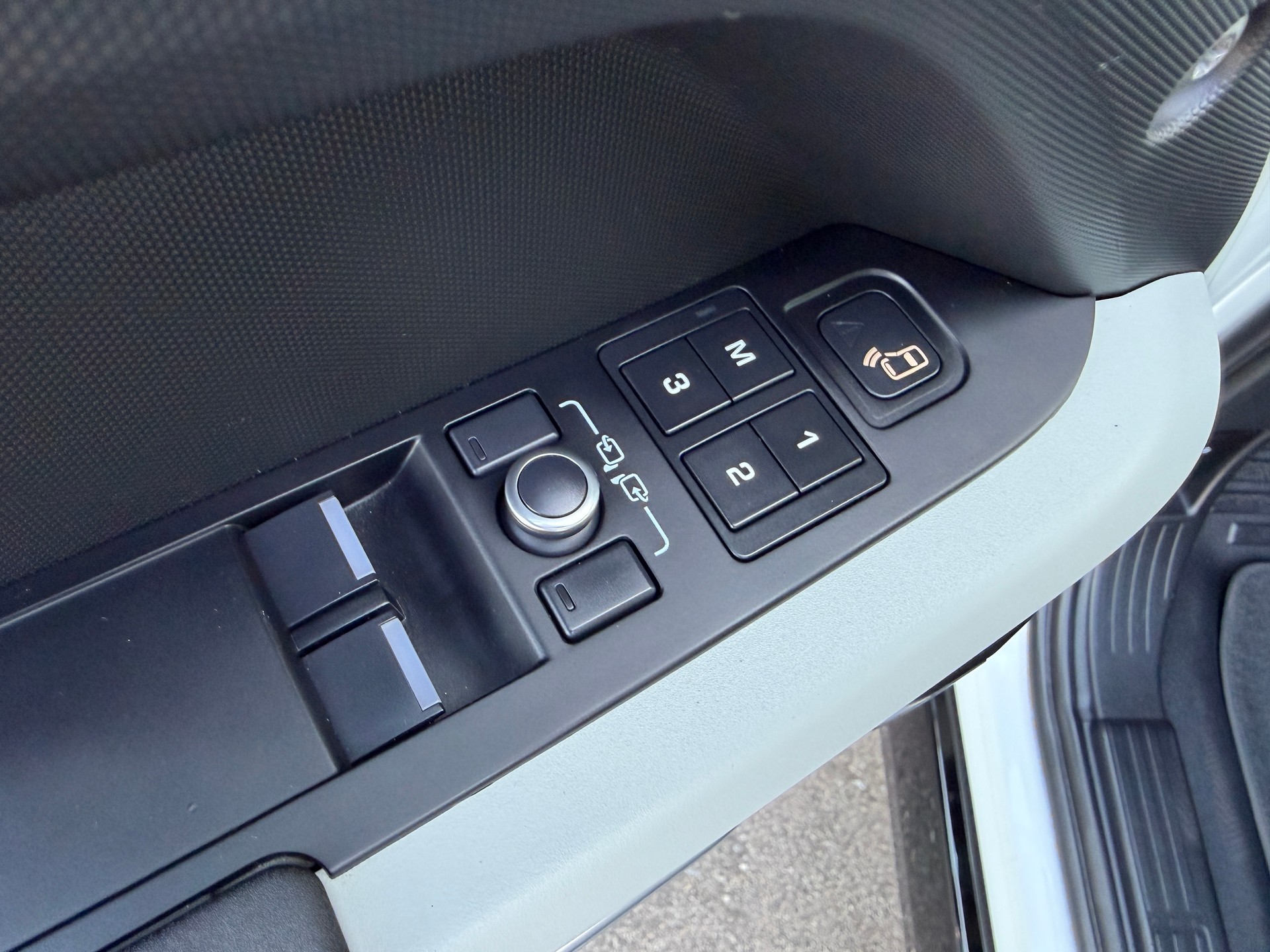 LAND ROVER Defender 90 3.0D I6 200 SE AT8-image-16