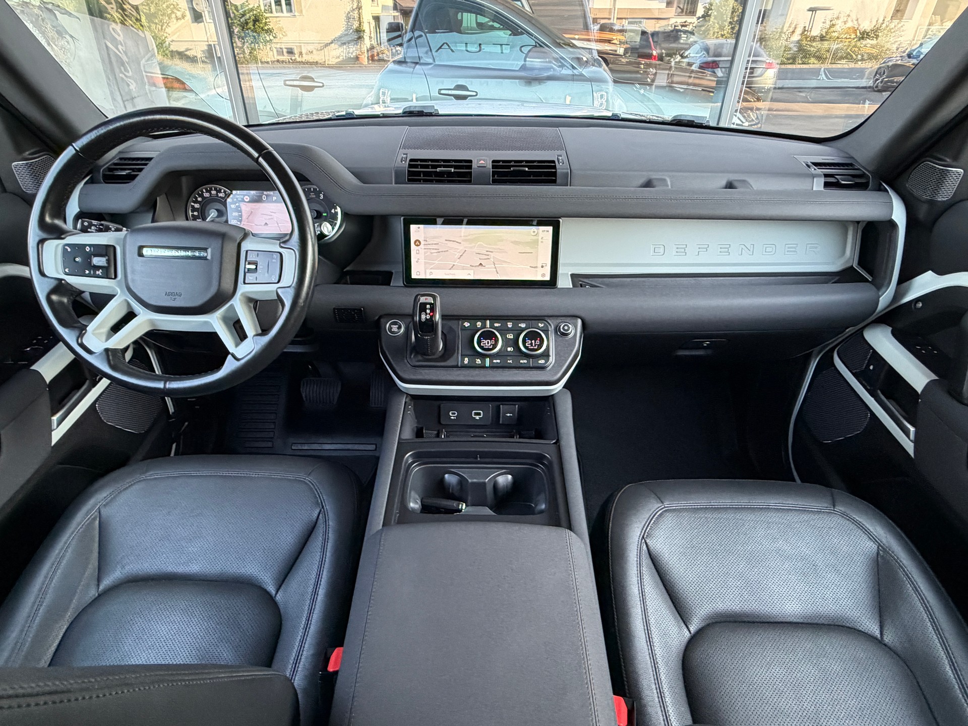 LAND ROVER Defender 90 3.0D I6 200 SE AT8-image-24