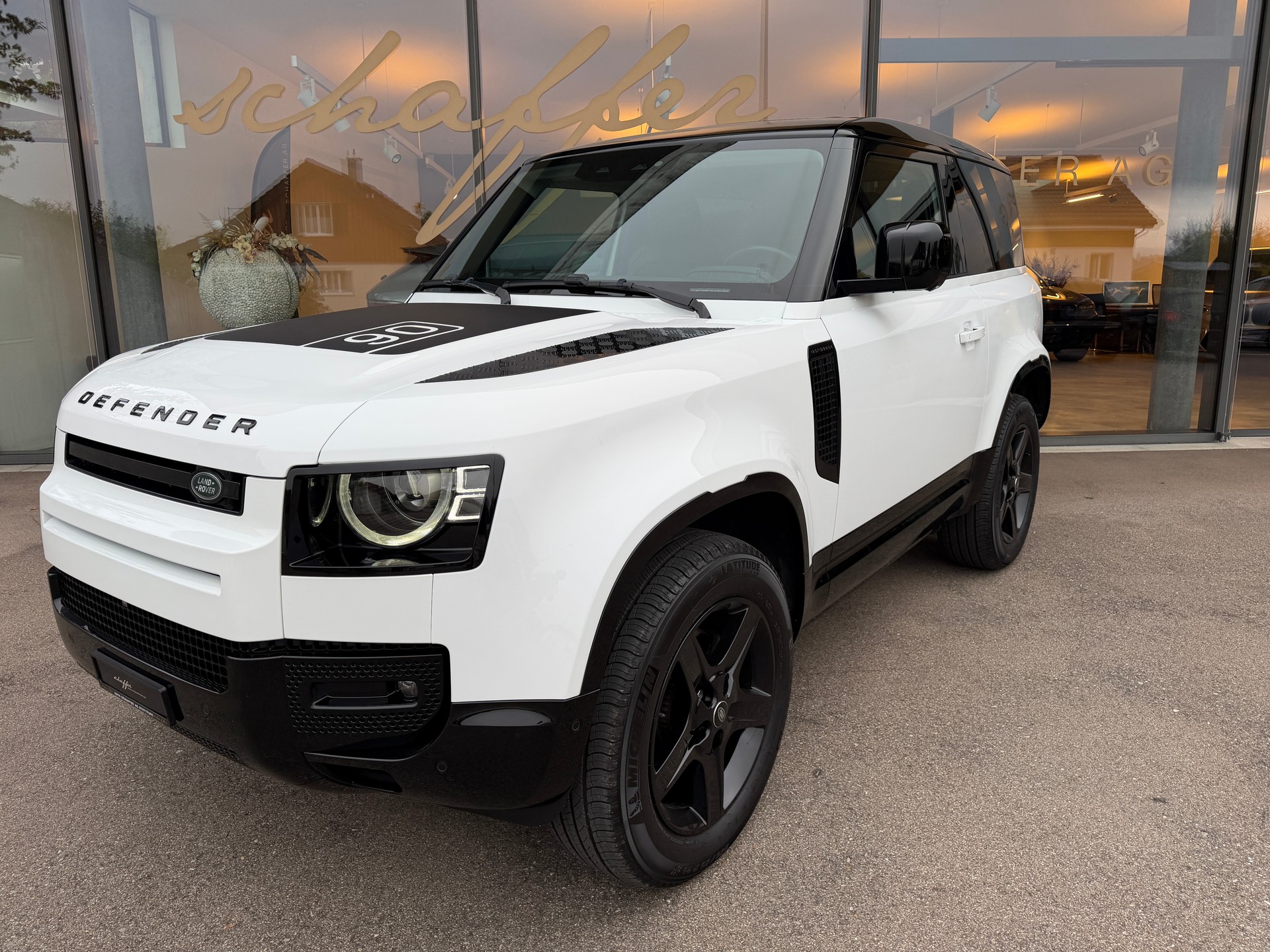 LAND ROVER Defender 90 3.0D I6 200 SE AT8-showroom-element-1