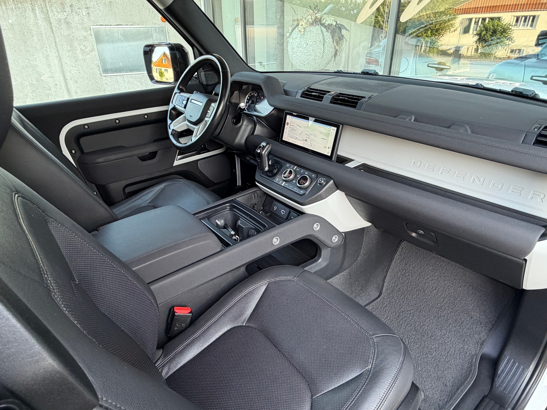 LAND ROVER Defender 90 3.0D I6 200 SE AT8-image-19