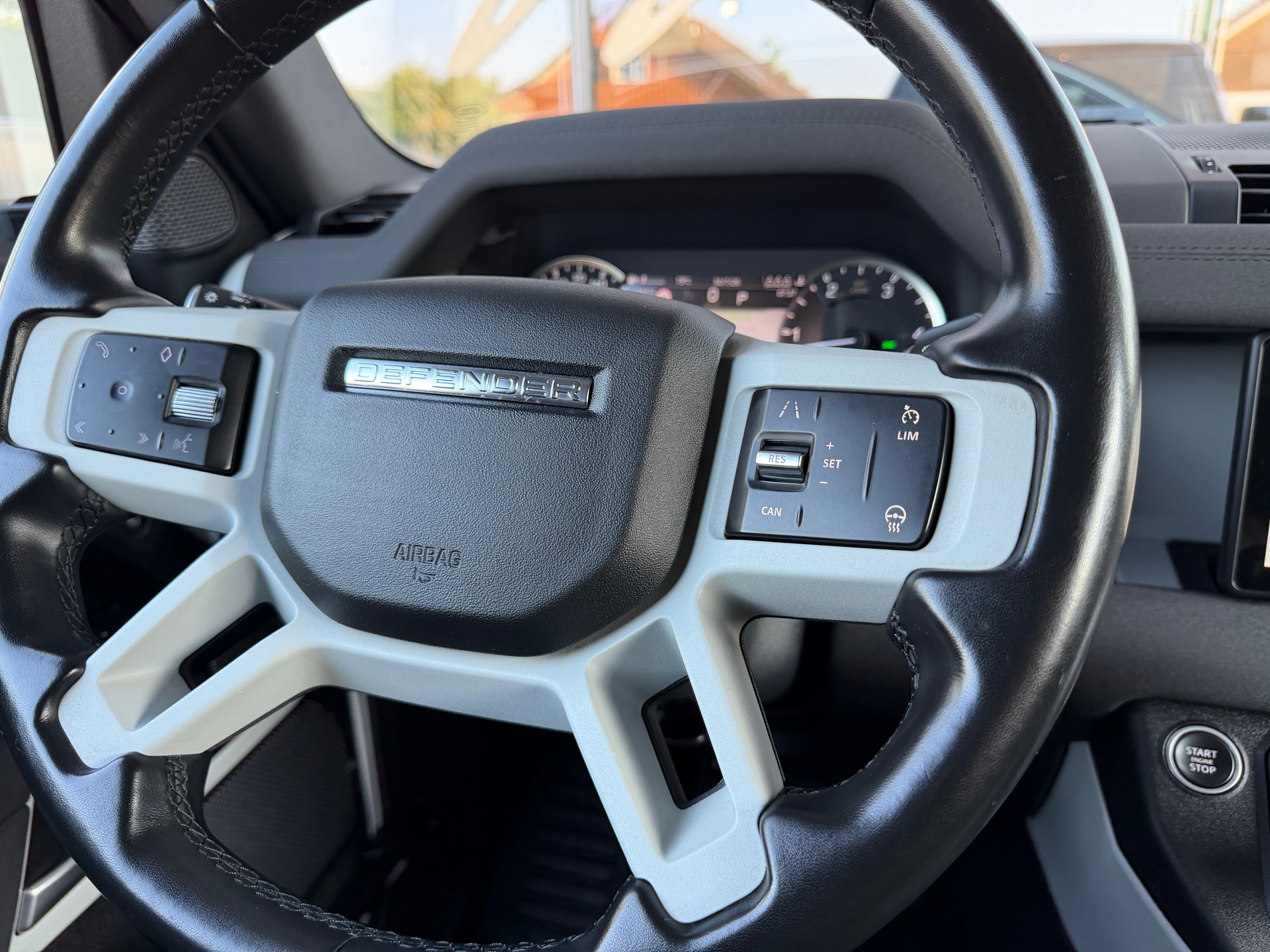 LAND ROVER Defender 90 3.0D I6 200 SE AT8-image-26