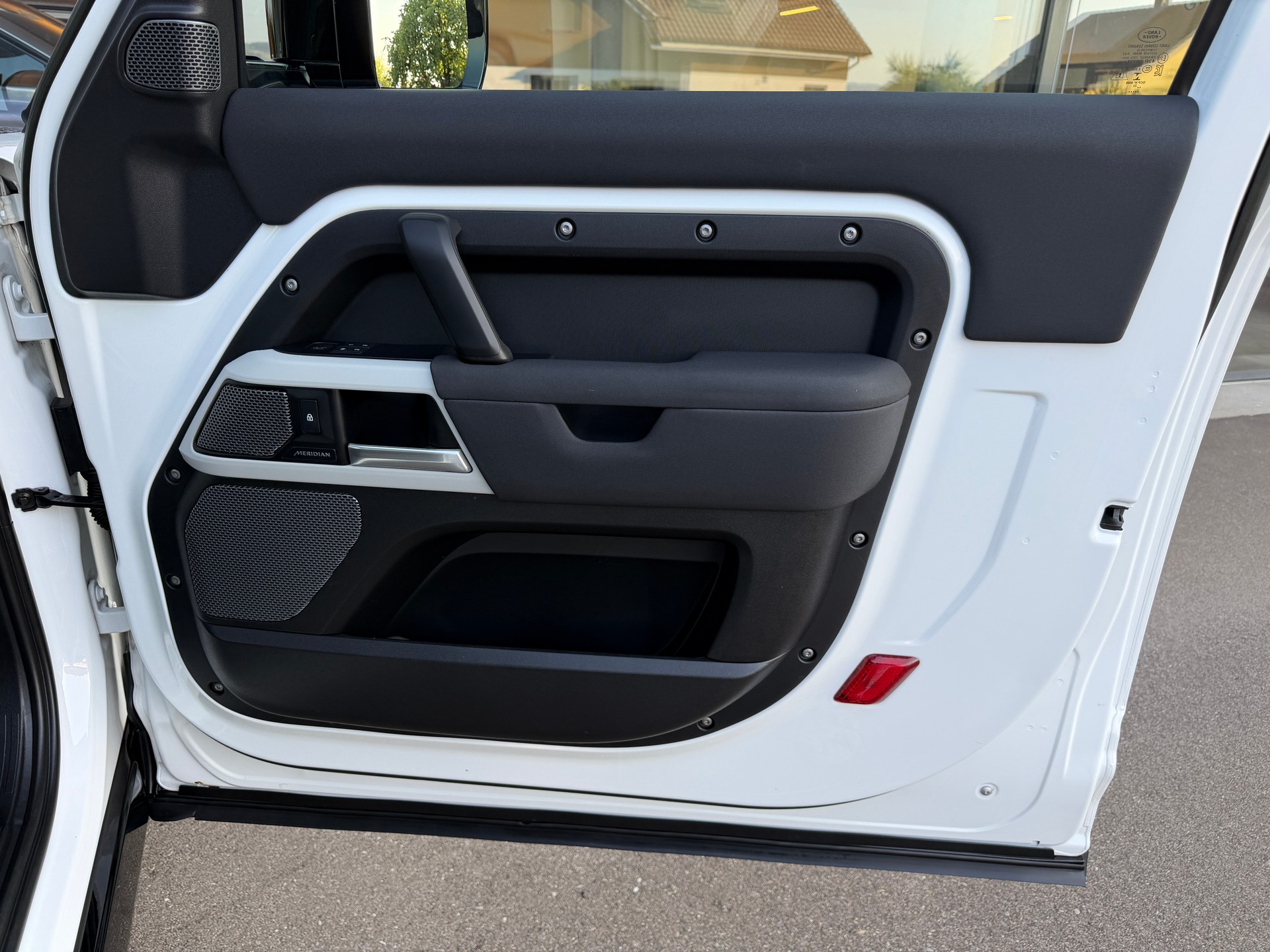 LAND ROVER Defender 90 3.0D I6 200 SE AT8-image-20