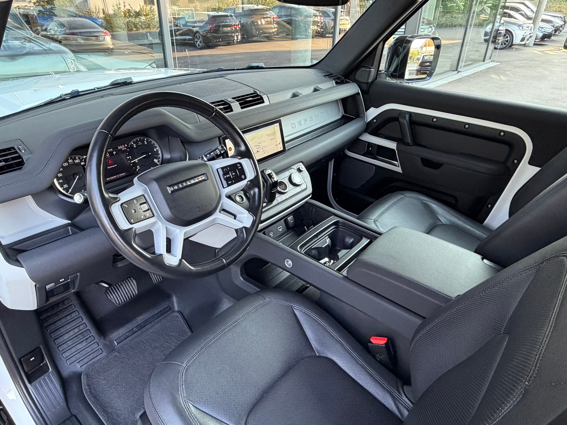 LAND ROVER Defender 90 3.0D I6 200 SE AT8-image-9